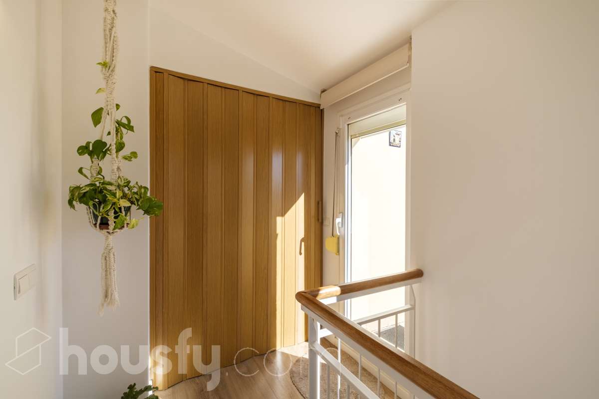 ¡Housfy presenta oportunidad!🏡 Luminoso dúplex en Sant Pere, reformado, el cuál consta de 97m2 (67 m2 útiles verificados con la Dirección General de Catastro y 30 de terraza). Se encuentra en una moderna finca del año 2000. Distribución de estancias: En la primera planta, pasamos de un agradecido recibidor para llegar a un amplio salón-comedor, luminoso y exterior por su orientación al este. Desde él tenemos acceso a un soleado balcón y a la cocina, también exterior. En esta misma planta encontramos dos habitaciones exteriores y un baño completo, también exterior. Subiendo tenemos una segunda planta con una habitación con baño en suite, y salida a una espectacular y soleada terraza de 30m2 con barbacoa de obra y toldo. La finca es una muy buena finca de pocos vecinos y ascensor. Muy bien cuidada, además de aportarnos un piso espectacularmente reformado, con gustos refinados y modernos. Ventanas de doble vidrio climalit, aire acondicionado y todas las comodidades que requiere la vivienda de hoy en día. - Salón-comedor - 3 Dormitorios - 2 Baños - Cocina equipada Características específicas: - Ascensor - Aire acondicionado - Puerta blindada - Balcón - Terraza Zona y entorno: Respecto a la ubicación, se sitúa en Terrassa, municipio de Barcelona, dentro del barrio de Sant Pere. Este barrio es codiciado debida a la amplia oferta de servicios esenciales, supermercados y vida vibrante, pero con la tranquilidad de ser una zona residencial. A 5 minutos a pie de los ferrocarriles y los rodalies en la Estació del Nord, a 10 minutos andando del parque de Vallparadís y múltiples líneas de bus en las inmediaciones. Esta propiedad se encuentra cerca de transporte público, colegios, supermercados y farmacias. Aviso legal: El precio de venta no incluye gastos de la compraventa como notaría, registro, impuestos, ni tampoco honorarios agencia. Esta publicación no es vinculante. Consulta siempre la nota simple con Housfy antes de formalizar la compraventa. Sobre nosotros: Housfy es la plataforma integral de servicios inmobiliarios. Nuestra combinación de expertos y tecnología pone al alcance de todo el mundo servicios cómodos, claros y seguros. AICAT número: 7922. Nos encargamos de la gestión y asesoramiento de la compra. Olvídate de todo. Hacemos los trámites por ti. Y, si además necesitas financiación, ponemos a tu disposición un bróker hipotecario para ayudarte a conseguir las mejores condiciones para tu perfil económico. ¿Quieres visitarla? Contacta con Housfy y agenda tu visita sin compromiso. Más información en: housfy.com En cumplimiento de la Ley 8/2026 en Cataluña, el certificado de presencia o ausencia de amianto se encuentra en proceso de tramitación-27