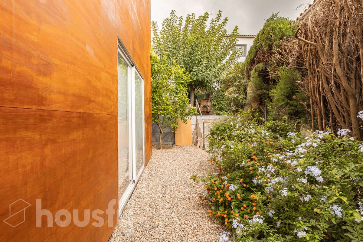 Housfy vende 🏡 amplia casa ubicada en Sant Esteve Sesrovires. Tu refugio perfecto, amplios espacios y calidad de vida a la vista y el escenario perfecto para ver crecer tus sueños. la cuál consta de 189m2 útiles (verificados con la Dirección General de Catastro). Construida en el año: 1994. Distribución de estancias -Salón-comedor -3 Dormitorios -3 Baños -Cocina equipada Características específicas -Cédula de habitabilidad -Ascensor -Aire acondicionado -Trastero -Calefacción -Terraza -Jardín privado -1 Plaza de garaje Zona y entorno Respecto a la ubicación, se sitúa en Sant Esteve Sesrovires, municipio de Barcelona. Esta propiedad se encuentra cerca de transporte público, colegios, supermercados y farmacias. Aviso legal El precio de venta no incluye gastos de la compraventa como notaría, registro, impuestos, ni tampoco honorarios agencia. Esta publicación no es vinculante. Consulta siempre la nota simple con Housfy antes de formalizar la compraventa. Sobre nosotros Housfy es la plataforma integral de servicios inmobiliarios. Nuestra combinación de expertos y tecnología pone al alcance de todo el mundo servicios cómodos, claros y seguros. AICAT número: 7922. Nos encargamos de la gestión y asesoramiento de la compra. ¡Olvídate de todo! Hacemos los trámites por ti. Y, si además necesitas financiación, ponemos a tu disposición un bróker hipotecario para ayudarte a conseguir las mejores condiciones para tu perfil económico. ¿Quieres visitarla? Contacta con Housfy y agenda tu visita sin compromiso. Más información en: housfy.com En cumplimiento de la Ley 8/2026 en Cataluña, el certificado de presencia o ausencia de amianto se encuentra en proceso de tramitación.-28