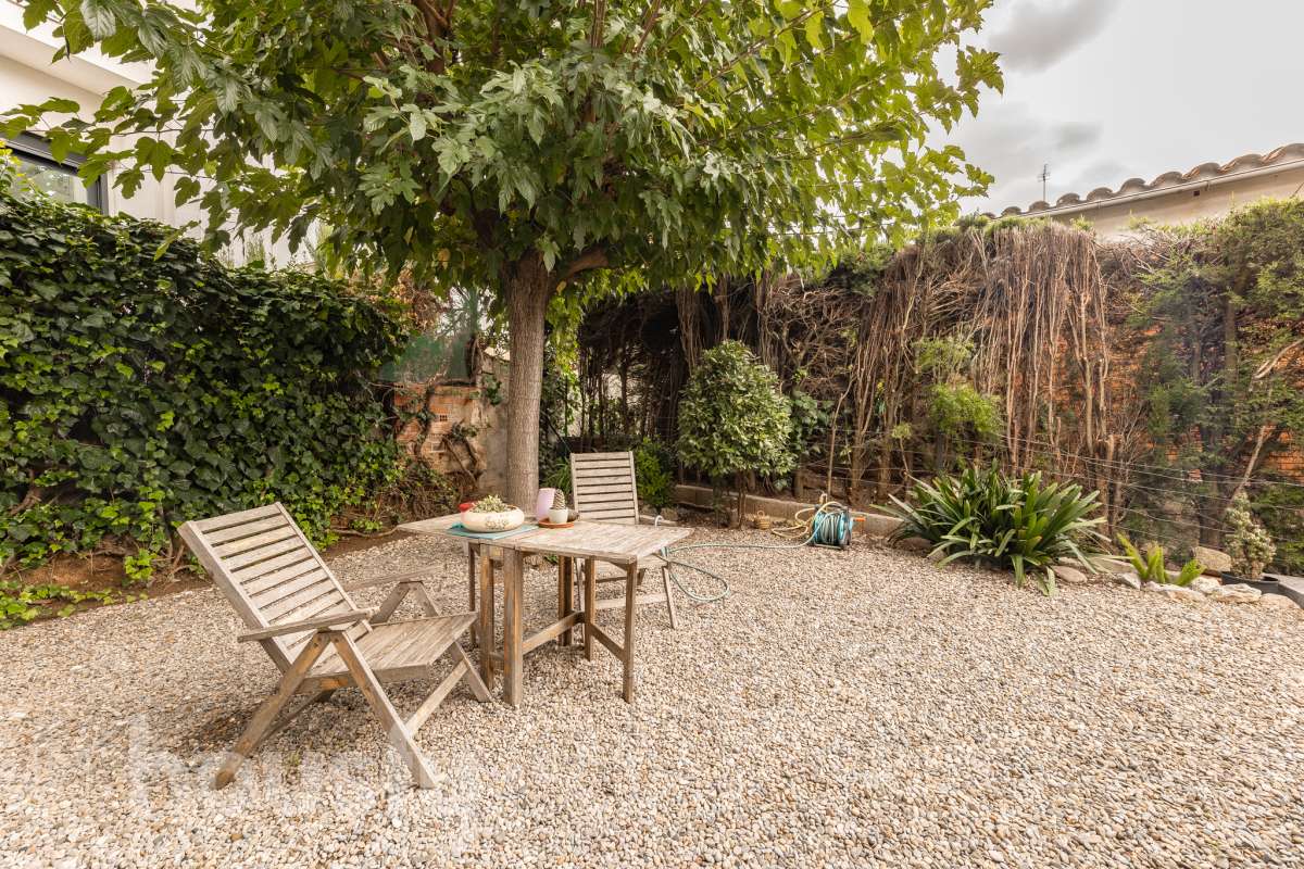 Housfy vende 🏡 amplia casa ubicada en Sant Esteve Sesrovires. Tu refugio perfecto, amplios espacios y calidad de vida a la vista y el escenario perfecto para ver crecer tus sueños. la cuál consta de 189m2 útiles (verificados con la Dirección General de Catastro). Construida en el año: 1994. Distribución de estancias -Salón-comedor -3 Dormitorios -3 Baños -Cocina equipada Características específicas -Cédula de habitabilidad -Ascensor -Aire acondicionado -Trastero -Calefacción -Terraza -Jardín privado -1 Plaza de garaje Zona y entorno Respecto a la ubicación, se sitúa en Sant Esteve Sesrovires, municipio de Barcelona. Esta propiedad se encuentra cerca de transporte público, colegios, supermercados y farmacias. Aviso legal El precio de venta no incluye gastos de la compraventa como notaría, registro, impuestos, ni tampoco honorarios agencia. Esta publicación no es vinculante. Consulta siempre la nota simple con Housfy antes de formalizar la compraventa. Sobre nosotros Housfy es la plataforma integral de servicios inmobiliarios. Nuestra combinación de expertos y tecnología pone al alcance de todo el mundo servicios cómodos, claros y seguros. AICAT número: 7922. Nos encargamos de la gestión y asesoramiento de la compra. ¡Olvídate de todo! Hacemos los trámites por ti. Y, si además necesitas financiación, ponemos a tu disposición un bróker hipotecario para ayudarte a conseguir las mejores condiciones para tu perfil económico. ¿Quieres visitarla? Contacta con Housfy y agenda tu visita sin compromiso. Más información en: housfy.com En cumplimiento de la Ley 8/2026 en Cataluña, el certificado de presencia o ausencia de amianto se encuentra en proceso de tramitación.-31