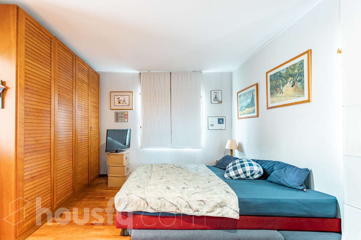 Housfy vende 🏡 amplia casa ubicada en Sant Esteve Sesrovires. Tu refugio perfecto, amplios espacios y calidad de vida a la vista y el escenario perfecto para ver crecer tus sueños. la cuál consta de 189m2 útiles (verificados con la Dirección General de Catastro). Construida en el año: 1994. Distribución de estancias -Salón-comedor -3 Dormitorios -3 Baños -Cocina equipada Características específicas -Cédula de habitabilidad -Ascensor -Aire acondicionado -Trastero -Calefacción -Terraza -Jardín privado -1 Plaza de garaje Zona y entorno Respecto a la ubicación, se sitúa en Sant Esteve Sesrovires, municipio de Barcelona. Esta propiedad se encuentra cerca de transporte público, colegios, supermercados y farmacias. Aviso legal El precio de venta no incluye gastos de la compraventa como notaría, registro, impuestos, ni tampoco honorarios agencia. Esta publicación no es vinculante. Consulta siempre la nota simple con Housfy antes de formalizar la compraventa. Sobre nosotros Housfy es la plataforma integral de servicios inmobiliarios. Nuestra combinación de expertos y tecnología pone al alcance de todo el mundo servicios cómodos, claros y seguros. AICAT número: 7922. Nos encargamos de la gestión y asesoramiento de la compra. ¡Olvídate de todo! Hacemos los trámites por ti. Y, si además necesitas financiación, ponemos a tu disposición un bróker hipotecario para ayudarte a conseguir las mejores condiciones para tu perfil económico. ¿Quieres visitarla? Contacta con Housfy y agenda tu visita sin compromiso. Más información en: housfy.com En cumplimiento de la Ley 8/2026 en Cataluña, el certificado de presencia o ausencia de amianto se encuentra en proceso de tramitación.-15