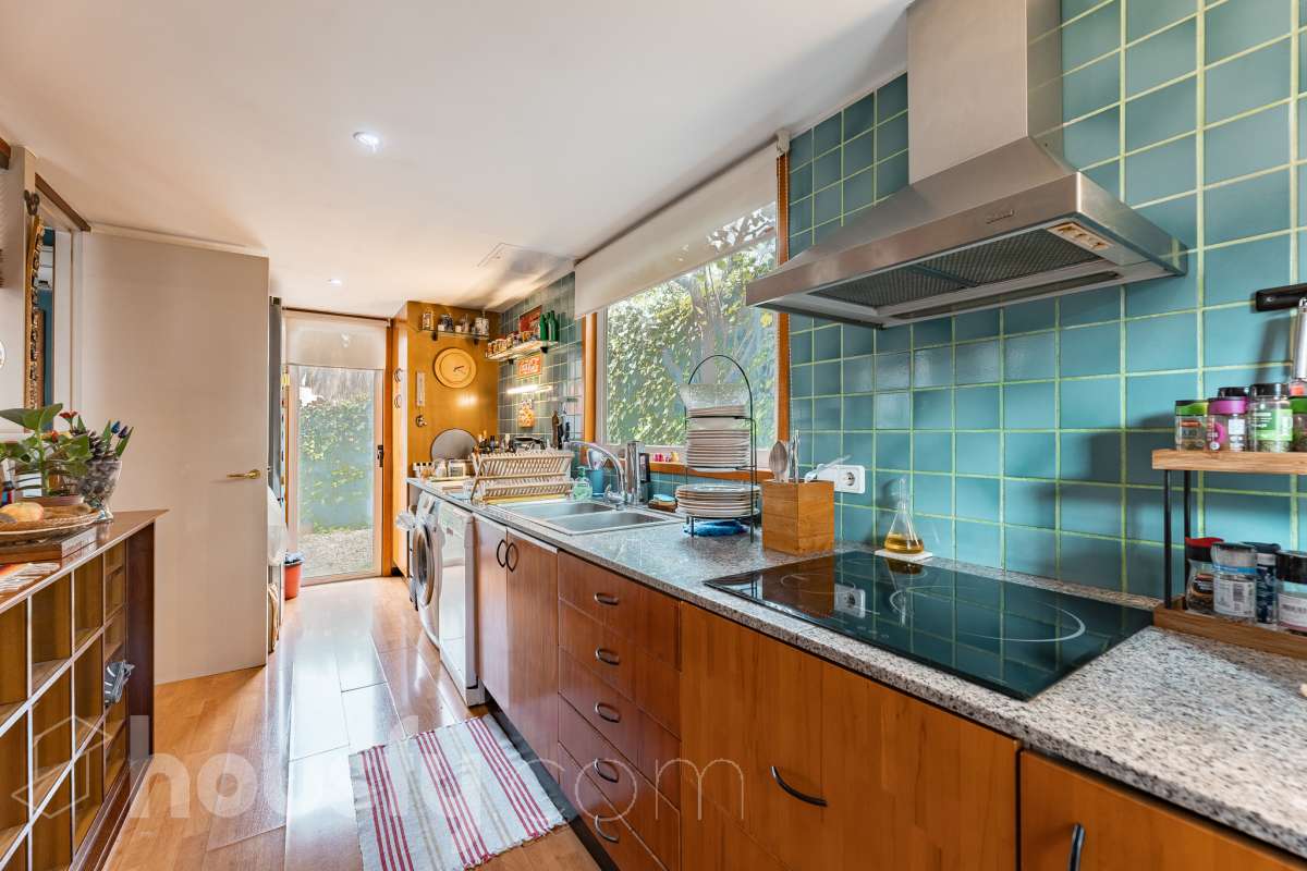 Housfy vende 🏡 amplia casa ubicada en Sant Esteve Sesrovires. Tu refugio perfecto, amplios espacios y calidad de vida a la vista y el escenario perfecto para ver crecer tus sueños. la cuál consta de 189m2 útiles (verificados con la Dirección General de Catastro). Construida en el año: 1994. Distribución de estancias -Salón-comedor -3 Dormitorios -3 Baños -Cocina equipada Características específicas -Cédula de habitabilidad -Ascensor -Aire acondicionado -Trastero -Calefacción -Terraza -Jardín privado -1 Plaza de garaje Zona y entorno Respecto a la ubicación, se sitúa en Sant Esteve Sesrovires, municipio de Barcelona. Esta propiedad se encuentra cerca de transporte público, colegios, supermercados y farmacias. Aviso legal El precio de venta no incluye gastos de la compraventa como notaría, registro, impuestos, ni tampoco honorarios agencia. Esta publicación no es vinculante. Consulta siempre la nota simple con Housfy antes de formalizar la compraventa. Sobre nosotros Housfy es la plataforma integral de servicios inmobiliarios. Nuestra combinación de expertos y tecnología pone al alcance de todo el mundo servicios cómodos, claros y seguros. AICAT número: 7922. Nos encargamos de la gestión y asesoramiento de la compra. ¡Olvídate de todo! Hacemos los trámites por ti. Y, si además necesitas financiación, ponemos a tu disposición un bróker hipotecario para ayudarte a conseguir las mejores condiciones para tu perfil económico. ¿Quieres visitarla? Contacta con Housfy y agenda tu visita sin compromiso. Más información en: housfy.com En cumplimiento de la Ley 8/2026 en Cataluña, el certificado de presencia o ausencia de amianto se encuentra en proceso de tramitación.-19