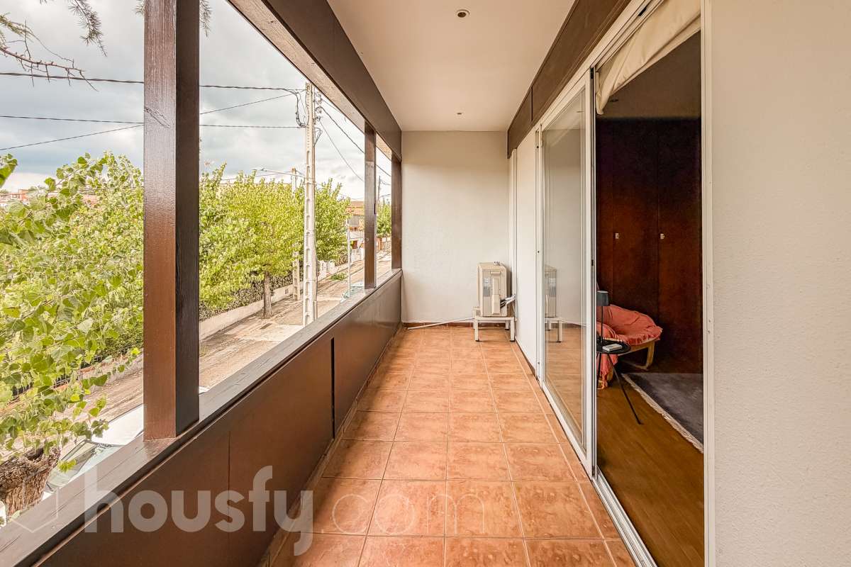 Housfy vende 🏡 amplia casa ubicada en Sant Esteve Sesrovires. Tu refugio perfecto, amplios espacios y calidad de vida a la vista y el escenario perfecto para ver crecer tus sueños. la cuál consta de 189m2 útiles (verificados con la Dirección General de Catastro). Construida en el año: 1994. Distribución de estancias -Salón-comedor -3 Dormitorios -3 Baños -Cocina equipada Características específicas -Cédula de habitabilidad -Ascensor -Aire acondicionado -Trastero -Calefacción -Terraza -Jardín privado -1 Plaza de garaje Zona y entorno Respecto a la ubicación, se sitúa en Sant Esteve Sesrovires, municipio de Barcelona. Esta propiedad se encuentra cerca de transporte público, colegios, supermercados y farmacias. Aviso legal El precio de venta no incluye gastos de la compraventa como notaría, registro, impuestos, ni tampoco honorarios agencia. Esta publicación no es vinculante. Consulta siempre la nota simple con Housfy antes de formalizar la compraventa. Sobre nosotros Housfy es la plataforma integral de servicios inmobiliarios. Nuestra combinación de expertos y tecnología pone al alcance de todo el mundo servicios cómodos, claros y seguros. AICAT número: 7922. Nos encargamos de la gestión y asesoramiento de la compra. ¡Olvídate de todo! Hacemos los trámites por ti. Y, si además necesitas financiación, ponemos a tu disposición un bróker hipotecario para ayudarte a conseguir las mejores condiciones para tu perfil económico. ¿Quieres visitarla? Contacta con Housfy y agenda tu visita sin compromiso. Más información en: housfy.com En cumplimiento de la Ley 8/2026 en Cataluña, el certificado de presencia o ausencia de amianto se encuentra en proceso de tramitación.-25