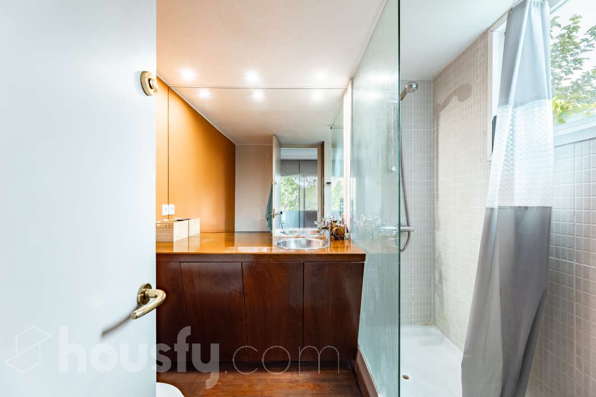 Housfy vende 🏡 amplia casa ubicada en Sant Esteve Sesrovires. Tu refugio perfecto, amplios espacios y calidad de vida a la vista y el escenario perfecto para ver crecer tus sueños. la cuál consta de 189m2 útiles (verificados con la Dirección General de Catastro). Construida en el año: 1994. Distribución de estancias -Salón-comedor -3 Dormitorios -3 Baños -Cocina equipada Características específicas -Cédula de habitabilidad -Ascensor -Aire acondicionado -Trastero -Calefacción -Terraza -Jardín privado -1 Plaza de garaje Zona y entorno Respecto a la ubicación, se sitúa en Sant Esteve Sesrovires, municipio de Barcelona. Esta propiedad se encuentra cerca de transporte público, colegios, supermercados y farmacias. Aviso legal El precio de venta no incluye gastos de la compraventa como notaría, registro, impuestos, ni tampoco honorarios agencia. Esta publicación no es vinculante. Consulta siempre la nota simple con Housfy antes de formalizar la compraventa. Sobre nosotros Housfy es la plataforma integral de servicios inmobiliarios. Nuestra combinación de expertos y tecnología pone al alcance de todo el mundo servicios cómodos, claros y seguros. AICAT número: 7922. Nos encargamos de la gestión y asesoramiento de la compra. ¡Olvídate de todo! Hacemos los trámites por ti. Y, si además necesitas financiación, ponemos a tu disposición un bróker hipotecario para ayudarte a conseguir las mejores condiciones para tu perfil económico. ¿Quieres visitarla? Contacta con Housfy y agenda tu visita sin compromiso. Más información en: housfy.com En cumplimiento de la Ley 8/2026 en Cataluña, el certificado de presencia o ausencia de amianto se encuentra en proceso de tramitación.-22
