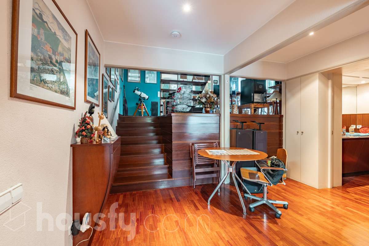 Housfy vende 🏡 amplia casa ubicada en Sant Esteve Sesrovires. Tu refugio perfecto, amplios espacios y calidad de vida a la vista y el escenario perfecto para ver crecer tus sueños. la cuál consta de 189m2 útiles (verificados con la Dirección General de Catastro). Construida en el año: 1994. Distribución de estancias -Salón-comedor -3 Dormitorios -3 Baños -Cocina equipada Características específicas -Cédula de habitabilidad -Ascensor -Aire acondicionado -Trastero -Calefacción -Terraza -Jardín privado -1 Plaza de garaje Zona y entorno Respecto a la ubicación, se sitúa en Sant Esteve Sesrovires, municipio de Barcelona. Esta propiedad se encuentra cerca de transporte público, colegios, supermercados y farmacias. Aviso legal El precio de venta no incluye gastos de la compraventa como notaría, registro, impuestos, ni tampoco honorarios agencia. Esta publicación no es vinculante. Consulta siempre la nota simple con Housfy antes de formalizar la compraventa. Sobre nosotros Housfy es la plataforma integral de servicios inmobiliarios. Nuestra combinación de expertos y tecnología pone al alcance de todo el mundo servicios cómodos, claros y seguros. AICAT número: 7922. Nos encargamos de la gestión y asesoramiento de la compra. ¡Olvídate de todo! Hacemos los trámites por ti. Y, si además necesitas financiación, ponemos a tu disposición un bróker hipotecario para ayudarte a conseguir las mejores condiciones para tu perfil económico. ¿Quieres visitarla? Contacta con Housfy y agenda tu visita sin compromiso. Más información en: housfy.com En cumplimiento de la Ley 8/2026 en Cataluña, el certificado de presencia o ausencia de amianto se encuentra en proceso de tramitación.-35