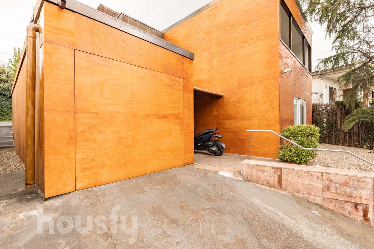 Housfy vende 🏡 amplia casa ubicada en Sant Esteve Sesrovires. Tu refugio perfecto, amplios espacios y calidad de vida a la vista y el escenario perfecto para ver crecer tus sueños. la cuál consta de 189m2 útiles (verificados con la Dirección General de Catastro). Construida en el año: 1994. Distribución de estancias -Salón-comedor -3 Dormitorios -3 Baños -Cocina equipada Características específicas -Cédula de habitabilidad -Ascensor -Aire acondicionado -Trastero -Calefacción -Terraza -Jardín privado -1 Plaza de garaje Zona y entorno Respecto a la ubicación, se sitúa en Sant Esteve Sesrovires, municipio de Barcelona. Esta propiedad se encuentra cerca de transporte público, colegios, supermercados y farmacias. Aviso legal El precio de venta no incluye gastos de la compraventa como notaría, registro, impuestos, ni tampoco honorarios agencia. Esta publicación no es vinculante. Consulta siempre la nota simple con Housfy antes de formalizar la compraventa. Sobre nosotros Housfy es la plataforma integral de servicios inmobiliarios. Nuestra combinación de expertos y tecnología pone al alcance de todo el mundo servicios cómodos, claros y seguros. AICAT número: 7922. Nos encargamos de la gestión y asesoramiento de la compra. ¡Olvídate de todo! Hacemos los trámites por ti. Y, si además necesitas financiación, ponemos a tu disposición un bróker hipotecario para ayudarte a conseguir las mejores condiciones para tu perfil económico. ¿Quieres visitarla? Contacta con Housfy y agenda tu visita sin compromiso. Más información en: housfy.com En cumplimiento de la Ley 8/2026 en Cataluña, el certificado de presencia o ausencia de amianto se encuentra en proceso de tramitación.-42