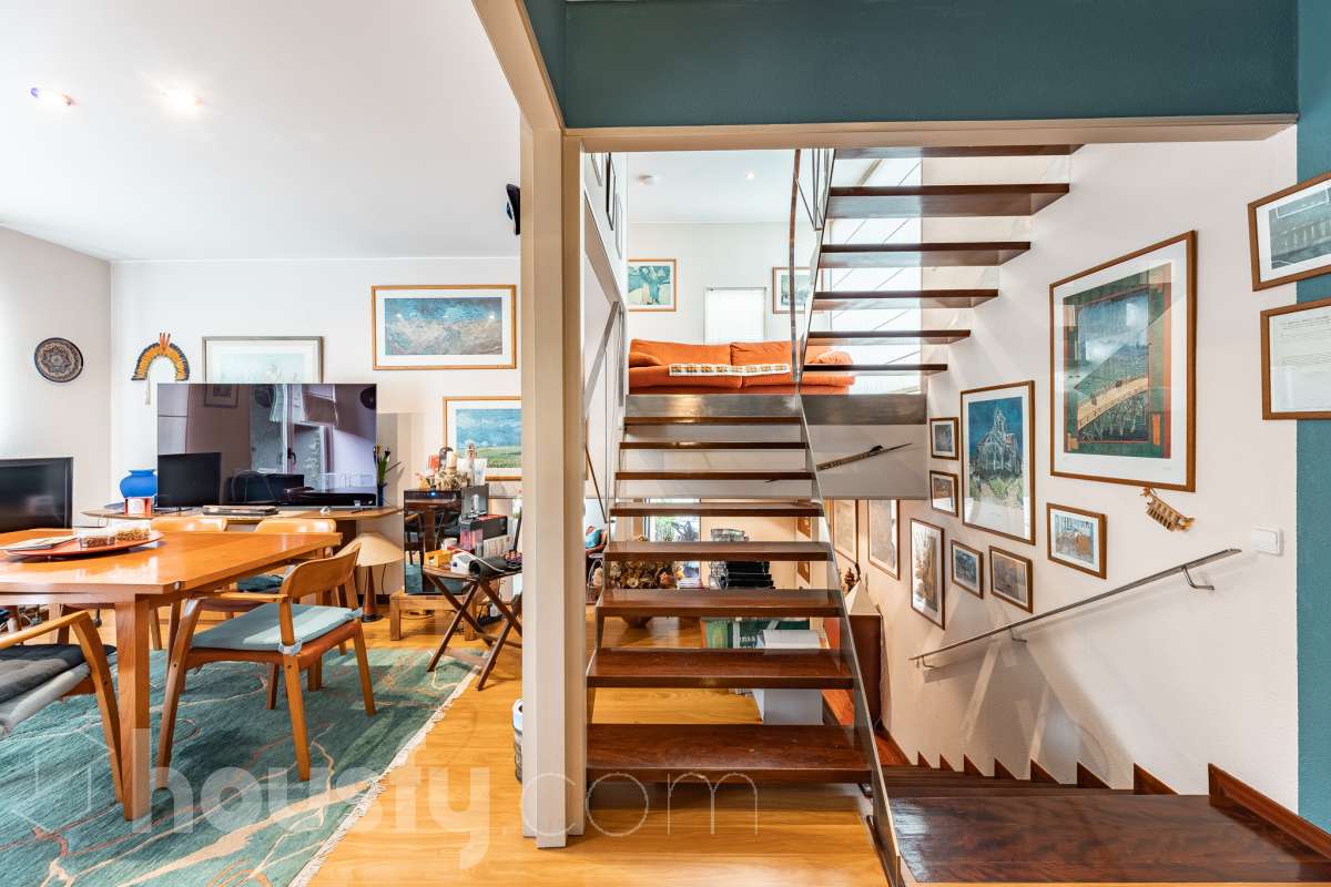 Housfy vende 🏡 amplia casa ubicada en Sant Esteve Sesrovires. Tu refugio perfecto, amplios espacios y calidad de vida a la vista y el escenario perfecto para ver crecer tus sueños. la cuál consta de 189m2 útiles (verificados con la Dirección General de Catastro). Construida en el año: 1994. Distribución de estancias -Salón-comedor -3 Dormitorios -3 Baños -Cocina equipada Características específicas -Cédula de habitabilidad -Ascensor -Aire acondicionado -Trastero -Calefacción -Terraza -Jardín privado -1 Plaza de garaje Zona y entorno Respecto a la ubicación, se sitúa en Sant Esteve Sesrovires, municipio de Barcelona. Esta propiedad se encuentra cerca de transporte público, colegios, supermercados y farmacias. Aviso legal El precio de venta no incluye gastos de la compraventa como notaría, registro, impuestos, ni tampoco honorarios agencia. Esta publicación no es vinculante. Consulta siempre la nota simple con Housfy antes de formalizar la compraventa. Sobre nosotros Housfy es la plataforma integral de servicios inmobiliarios. Nuestra combinación de expertos y tecnología pone al alcance de todo el mundo servicios cómodos, claros y seguros. AICAT número: 7922. Nos encargamos de la gestión y asesoramiento de la compra. ¡Olvídate de todo! Hacemos los trámites por ti. Y, si además necesitas financiación, ponemos a tu disposición un bróker hipotecario para ayudarte a conseguir las mejores condiciones para tu perfil económico. ¿Quieres visitarla? Contacta con Housfy y agenda tu visita sin compromiso. Más información en: housfy.com En cumplimiento de la Ley 8/2026 en Cataluña, el certificado de presencia o ausencia de amianto se encuentra en proceso de tramitación.-6