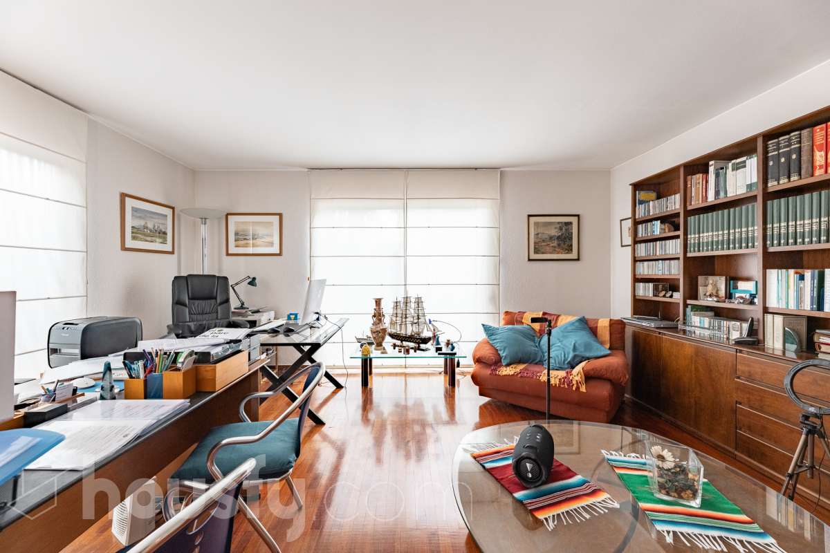Housfy vende 🏡 amplia casa ubicada en Sant Esteve Sesrovires. Tu refugio perfecto, amplios espacios y calidad de vida a la vista y el escenario perfecto para ver crecer tus sueños. la cuál consta de 189m2 útiles (verificados con la Dirección General de Catastro). Construida en el año: 1994. Distribución de estancias -Salón-comedor -3 Dormitorios -3 Baños -Cocina equipada Características específicas -Cédula de habitabilidad -Ascensor -Aire acondicionado -Trastero -Calefacción -Terraza -Jardín privado -1 Plaza de garaje Zona y entorno Respecto a la ubicación, se sitúa en Sant Esteve Sesrovires, municipio de Barcelona. Esta propiedad se encuentra cerca de transporte público, colegios, supermercados y farmacias. Aviso legal El precio de venta no incluye gastos de la compraventa como notaría, registro, impuestos, ni tampoco honorarios agencia. Esta publicación no es vinculante. Consulta siempre la nota simple con Housfy antes de formalizar la compraventa. Sobre nosotros Housfy es la plataforma integral de servicios inmobiliarios. Nuestra combinación de expertos y tecnología pone al alcance de todo el mundo servicios cómodos, claros y seguros. AICAT número: 7922. Nos encargamos de la gestión y asesoramiento de la compra. ¡Olvídate de todo! Hacemos los trámites por ti. Y, si además necesitas financiación, ponemos a tu disposición un bróker hipotecario para ayudarte a conseguir las mejores condiciones para tu perfil económico. ¿Quieres visitarla? Contacta con Housfy y agenda tu visita sin compromiso. Más información en: housfy.com En cumplimiento de la Ley 8/2026 en Cataluña, el certificado de presencia o ausencia de amianto se encuentra en proceso de tramitación.-3