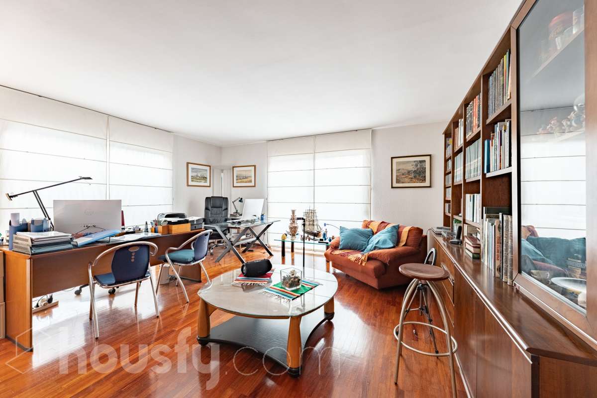 Housfy vende 🏡 amplia casa ubicada en Sant Esteve Sesrovires. Tu refugio perfecto, amplios espacios y calidad de vida a la vista y el escenario perfecto para ver crecer tus sueños. la cuál consta de 189m2 útiles (verificados con la Dirección General de Catastro). Construida en el año: 1994. Distribución de estancias -Salón-comedor -3 Dormitorios -3 Baños -Cocina equipada Características específicas -Cédula de habitabilidad -Ascensor -Aire acondicionado -Trastero -Calefacción -Terraza -Jardín privado -1 Plaza de garaje Zona y entorno Respecto a la ubicación, se sitúa en Sant Esteve Sesrovires, municipio de Barcelona. Esta propiedad se encuentra cerca de transporte público, colegios, supermercados y farmacias. Aviso legal El precio de venta no incluye gastos de la compraventa como notaría, registro, impuestos, ni tampoco honorarios agencia. Esta publicación no es vinculante. Consulta siempre la nota simple con Housfy antes de formalizar la compraventa. Sobre nosotros Housfy es la plataforma integral de servicios inmobiliarios. Nuestra combinación de expertos y tecnología pone al alcance de todo el mundo servicios cómodos, claros y seguros. AICAT número: 7922. Nos encargamos de la gestión y asesoramiento de la compra. ¡Olvídate de todo! Hacemos los trámites por ti. Y, si además necesitas financiación, ponemos a tu disposición un bróker hipotecario para ayudarte a conseguir las mejores condiciones para tu perfil económico. ¿Quieres visitarla? Contacta con Housfy y agenda tu visita sin compromiso. Más información en: housfy.com En cumplimiento de la Ley 8/2026 en Cataluña, el certificado de presencia o ausencia de amianto se encuentra en proceso de tramitación.-2