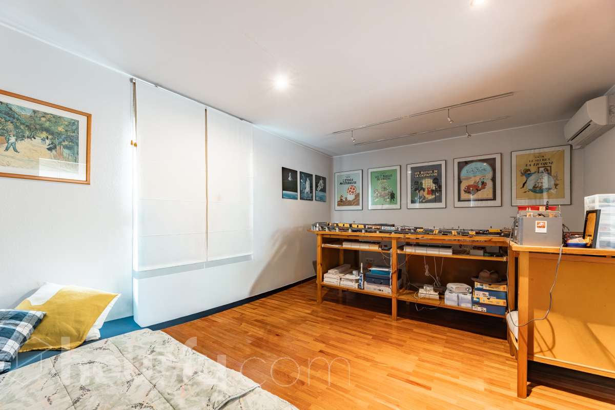 Housfy vende 🏡 amplia casa ubicada en Sant Esteve Sesrovires. Tu refugio perfecto, amplios espacios y calidad de vida a la vista y el escenario perfecto para ver crecer tus sueños. la cuál consta de 189m2 útiles (verificados con la Dirección General de Catastro). Construida en el año: 1994. Distribución de estancias -Salón-comedor -3 Dormitorios -3 Baños -Cocina equipada Características específicas -Cédula de habitabilidad -Ascensor -Aire acondicionado -Trastero -Calefacción -Terraza -Jardín privado -1 Plaza de garaje Zona y entorno Respecto a la ubicación, se sitúa en Sant Esteve Sesrovires, municipio de Barcelona. Esta propiedad se encuentra cerca de transporte público, colegios, supermercados y farmacias. Aviso legal El precio de venta no incluye gastos de la compraventa como notaría, registro, impuestos, ni tampoco honorarios agencia. Esta publicación no es vinculante. Consulta siempre la nota simple con Housfy antes de formalizar la compraventa. Sobre nosotros Housfy es la plataforma integral de servicios inmobiliarios. Nuestra combinación de expertos y tecnología pone al alcance de todo el mundo servicios cómodos, claros y seguros. AICAT número: 7922. Nos encargamos de la gestión y asesoramiento de la compra. ¡Olvídate de todo! Hacemos los trámites por ti. Y, si además necesitas financiación, ponemos a tu disposición un bróker hipotecario para ayudarte a conseguir las mejores condiciones para tu perfil económico. ¿Quieres visitarla? Contacta con Housfy y agenda tu visita sin compromiso. Más información en: housfy.com En cumplimiento de la Ley 8/2026 en Cataluña, el certificado de presencia o ausencia de amianto se encuentra en proceso de tramitación.-14