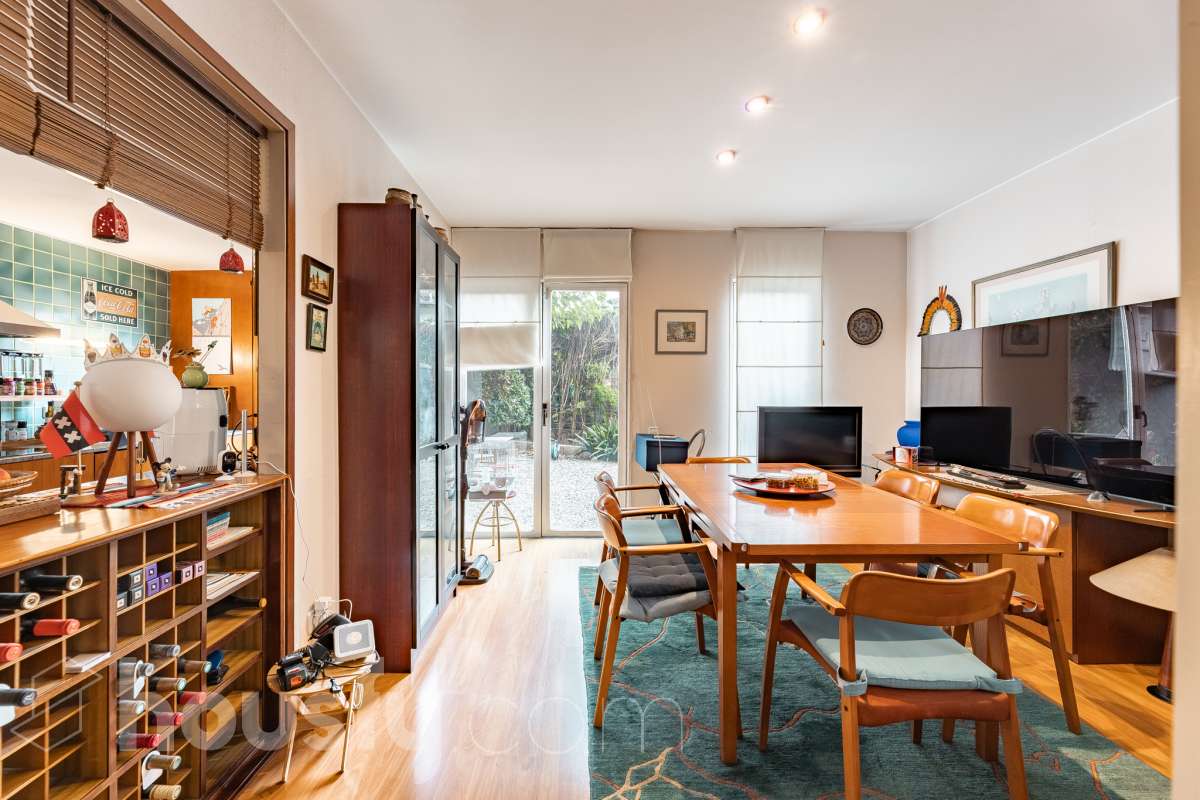 Housfy vende 🏡 amplia casa ubicada en Sant Esteve Sesrovires. Tu refugio perfecto, amplios espacios y calidad de vida a la vista y el escenario perfecto para ver crecer tus sueños. la cuál consta de 189m2 útiles (verificados con la Dirección General de Catastro). Construida en el año: 1994. Distribución de estancias -Salón-comedor -3 Dormitorios -3 Baños -Cocina equipada Características específicas -Cédula de habitabilidad -Ascensor -Aire acondicionado -Trastero -Calefacción -Terraza -Jardín privado -1 Plaza de garaje Zona y entorno Respecto a la ubicación, se sitúa en Sant Esteve Sesrovires, municipio de Barcelona. Esta propiedad se encuentra cerca de transporte público, colegios, supermercados y farmacias. Aviso legal El precio de venta no incluye gastos de la compraventa como notaría, registro, impuestos, ni tampoco honorarios agencia. Esta publicación no es vinculante. Consulta siempre la nota simple con Housfy antes de formalizar la compraventa. Sobre nosotros Housfy es la plataforma integral de servicios inmobiliarios. Nuestra combinación de expertos y tecnología pone al alcance de todo el mundo servicios cómodos, claros y seguros. AICAT número: 7922. Nos encargamos de la gestión y asesoramiento de la compra. ¡Olvídate de todo! Hacemos los trámites por ti. Y, si además necesitas financiación, ponemos a tu disposición un bróker hipotecario para ayudarte a conseguir las mejores condiciones para tu perfil económico. ¿Quieres visitarla? Contacta con Housfy y agenda tu visita sin compromiso. Más información en: housfy.com En cumplimiento de la Ley 8/2026 en Cataluña, el certificado de presencia o ausencia de amianto se encuentra en proceso de tramitación.-7