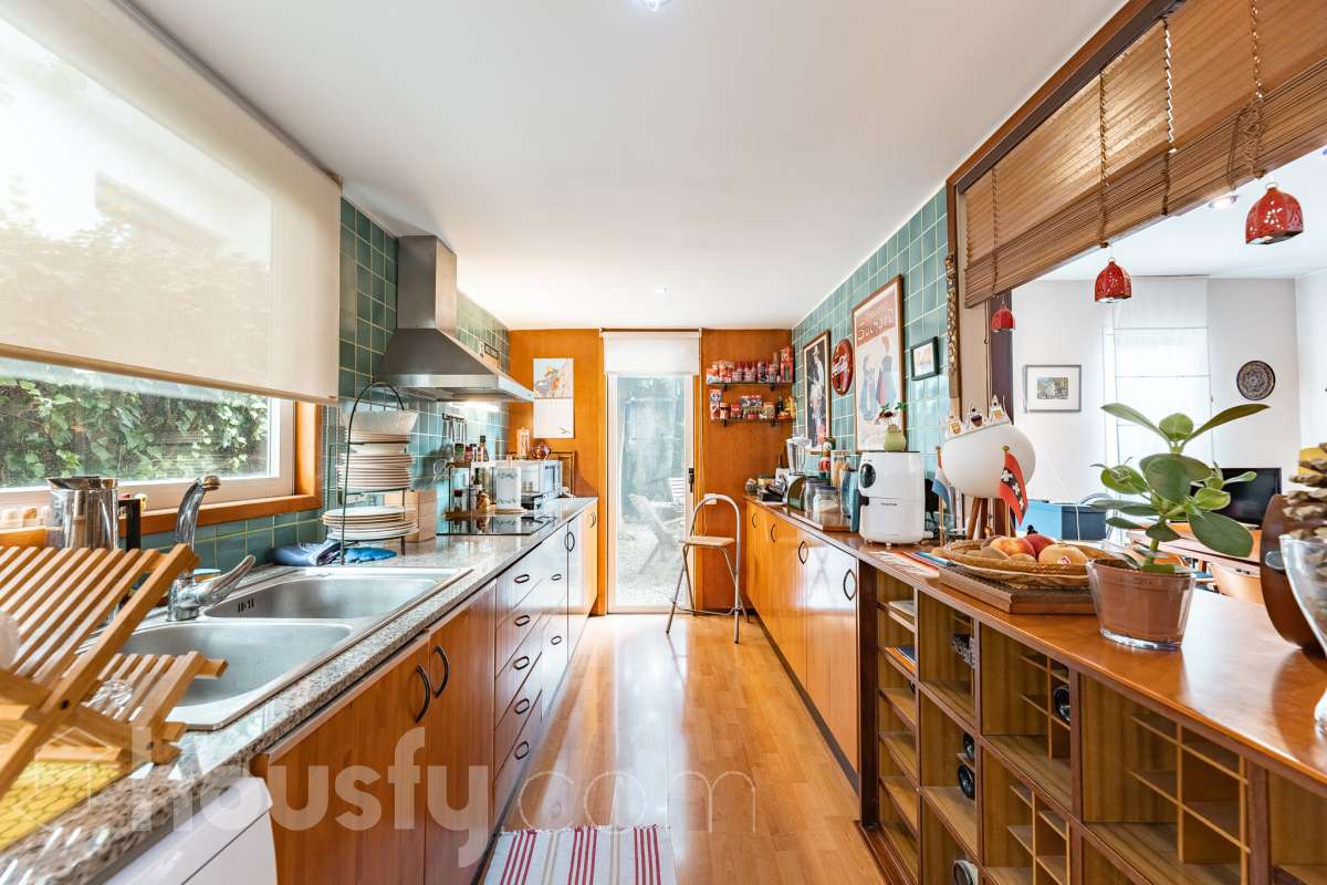 Housfy vende 🏡 amplia casa ubicada en Sant Esteve Sesrovires. Tu refugio perfecto, amplios espacios y calidad de vida a la vista y el escenario perfecto para ver crecer tus sueños. la cuál consta de 189m2 útiles (verificados con la Dirección General de Catastro). Construida en el año: 1994. Distribución de estancias -Salón-comedor -3 Dormitorios -3 Baños -Cocina equipada Características específicas -Cédula de habitabilidad -Ascensor -Aire acondicionado -Trastero -Calefacción -Terraza -Jardín privado -1 Plaza de garaje Zona y entorno Respecto a la ubicación, se sitúa en Sant Esteve Sesrovires, municipio de Barcelona. Esta propiedad se encuentra cerca de transporte público, colegios, supermercados y farmacias. Aviso legal El precio de venta no incluye gastos de la compraventa como notaría, registro, impuestos, ni tampoco honorarios agencia. Esta publicación no es vinculante. Consulta siempre la nota simple con Housfy antes de formalizar la compraventa. Sobre nosotros Housfy es la plataforma integral de servicios inmobiliarios. Nuestra combinación de expertos y tecnología pone al alcance de todo el mundo servicios cómodos, claros y seguros. AICAT número: 7922. Nos encargamos de la gestión y asesoramiento de la compra. ¡Olvídate de todo! Hacemos los trámites por ti. Y, si además necesitas financiación, ponemos a tu disposición un bróker hipotecario para ayudarte a conseguir las mejores condiciones para tu perfil económico. ¿Quieres visitarla? Contacta con Housfy y agenda tu visita sin compromiso. Más información en: housfy.com En cumplimiento de la Ley 8/2026 en Cataluña, el certificado de presencia o ausencia de amianto se encuentra en proceso de tramitación.-16