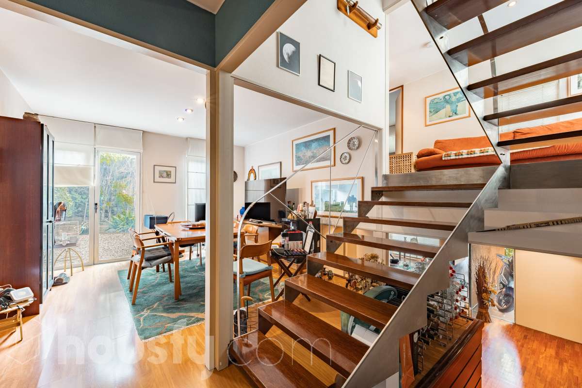 Housfy vende 🏡 amplia casa ubicada en Sant Esteve Sesrovires. Tu refugio perfecto, amplios espacios y calidad de vida a la vista y el escenario perfecto para ver crecer tus sueños. la cuál consta de 189m2 útiles (verificados con la Dirección General de Catastro). Construida en el año: 1994. Distribución de estancias -Salón-comedor -3 Dormitorios -3 Baños -Cocina equipada Características específicas -Cédula de habitabilidad -Ascensor -Aire acondicionado -Trastero -Calefacción -Terraza -Jardín privado -1 Plaza de garaje Zona y entorno Respecto a la ubicación, se sitúa en Sant Esteve Sesrovires, municipio de Barcelona. Esta propiedad se encuentra cerca de transporte público, colegios, supermercados y farmacias. Aviso legal El precio de venta no incluye gastos de la compraventa como notaría, registro, impuestos, ni tampoco honorarios agencia. Esta publicación no es vinculante. Consulta siempre la nota simple con Housfy antes de formalizar la compraventa. Sobre nosotros Housfy es la plataforma integral de servicios inmobiliarios. Nuestra combinación de expertos y tecnología pone al alcance de todo el mundo servicios cómodos, claros y seguros. AICAT número: 7922. Nos encargamos de la gestión y asesoramiento de la compra. ¡Olvídate de todo! Hacemos los trámites por ti. Y, si además necesitas financiación, ponemos a tu disposición un bróker hipotecario para ayudarte a conseguir las mejores condiciones para tu perfil económico. ¿Quieres visitarla? Contacta con Housfy y agenda tu visita sin compromiso. Más información en: housfy.com En cumplimiento de la Ley 8/2026 en Cataluña, el certificado de presencia o ausencia de amianto se encuentra en proceso de tramitación.-5