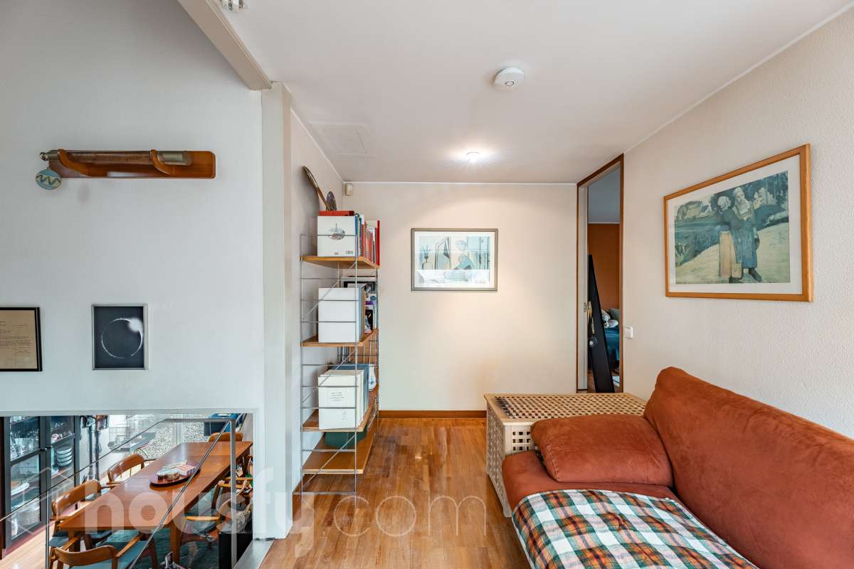Housfy vende 🏡 amplia casa ubicada en Sant Esteve Sesrovires. Tu refugio perfecto, amplios espacios y calidad de vida a la vista y el escenario perfecto para ver crecer tus sueños. la cuál consta de 189m2 útiles (verificados con la Dirección General de Catastro). Construida en el año: 1994. Distribución de estancias -Salón-comedor -3 Dormitorios -3 Baños -Cocina equipada Características específicas -Cédula de habitabilidad -Ascensor -Aire acondicionado -Trastero -Calefacción -Terraza -Jardín privado -1 Plaza de garaje Zona y entorno Respecto a la ubicación, se sitúa en Sant Esteve Sesrovires, municipio de Barcelona. Esta propiedad se encuentra cerca de transporte público, colegios, supermercados y farmacias. Aviso legal El precio de venta no incluye gastos de la compraventa como notaría, registro, impuestos, ni tampoco honorarios agencia. Esta publicación no es vinculante. Consulta siempre la nota simple con Housfy antes de formalizar la compraventa. Sobre nosotros Housfy es la plataforma integral de servicios inmobiliarios. Nuestra combinación de expertos y tecnología pone al alcance de todo el mundo servicios cómodos, claros y seguros. AICAT número: 7922. Nos encargamos de la gestión y asesoramiento de la compra. ¡Olvídate de todo! Hacemos los trámites por ti. Y, si además necesitas financiación, ponemos a tu disposición un bróker hipotecario para ayudarte a conseguir las mejores condiciones para tu perfil económico. ¿Quieres visitarla? Contacta con Housfy y agenda tu visita sin compromiso. Más información en: housfy.com En cumplimiento de la Ley 8/2026 en Cataluña, el certificado de presencia o ausencia de amianto se encuentra en proceso de tramitación.-39
