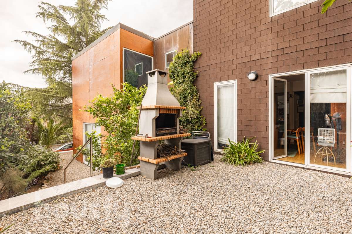 Housfy vende 🏡 amplia casa ubicada en Sant Esteve Sesrovires. Tu refugio perfecto, amplios espacios y calidad de vida a la vista y el escenario perfecto para ver crecer tus sueños. la cuál consta de 189m2 útiles (verificados con la Dirección General de Catastro). Construida en el año: 1994. Distribución de estancias -Salón-comedor -3 Dormitorios -3 Baños -Cocina equipada Características específicas -Cédula de habitabilidad -Ascensor -Aire acondicionado -Trastero -Calefacción -Terraza -Jardín privado -1 Plaza de garaje Zona y entorno Respecto a la ubicación, se sitúa en Sant Esteve Sesrovires, municipio de Barcelona. Esta propiedad se encuentra cerca de transporte público, colegios, supermercados y farmacias. Aviso legal El precio de venta no incluye gastos de la compraventa como notaría, registro, impuestos, ni tampoco honorarios agencia. Esta publicación no es vinculante. Consulta siempre la nota simple con Housfy antes de formalizar la compraventa. Sobre nosotros Housfy es la plataforma integral de servicios inmobiliarios. Nuestra combinación de expertos y tecnología pone al alcance de todo el mundo servicios cómodos, claros y seguros. AICAT número: 7922. Nos encargamos de la gestión y asesoramiento de la compra. ¡Olvídate de todo! Hacemos los trámites por ti. Y, si además necesitas financiación, ponemos a tu disposición un bróker hipotecario para ayudarte a conseguir las mejores condiciones para tu perfil económico. ¿Quieres visitarla? Contacta con Housfy y agenda tu visita sin compromiso. Más información en: housfy.com En cumplimiento de la Ley 8/2026 en Cataluña, el certificado de presencia o ausencia de amianto se encuentra en proceso de tramitación.-29