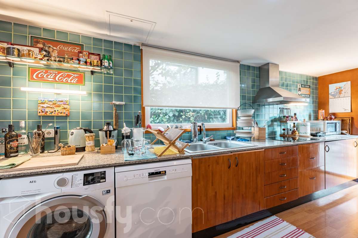 Housfy vende 🏡 amplia casa ubicada en Sant Esteve Sesrovires. Tu refugio perfecto, amplios espacios y calidad de vida a la vista y el escenario perfecto para ver crecer tus sueños. la cuál consta de 189m2 útiles (verificados con la Dirección General de Catastro). Construida en el año: 1994. Distribución de estancias -Salón-comedor -3 Dormitorios -3 Baños -Cocina equipada Características específicas -Cédula de habitabilidad -Ascensor -Aire acondicionado -Trastero -Calefacción -Terraza -Jardín privado -1 Plaza de garaje Zona y entorno Respecto a la ubicación, se sitúa en Sant Esteve Sesrovires, municipio de Barcelona. Esta propiedad se encuentra cerca de transporte público, colegios, supermercados y farmacias. Aviso legal El precio de venta no incluye gastos de la compraventa como notaría, registro, impuestos, ni tampoco honorarios agencia. Esta publicación no es vinculante. Consulta siempre la nota simple con Housfy antes de formalizar la compraventa. Sobre nosotros Housfy es la plataforma integral de servicios inmobiliarios. Nuestra combinación de expertos y tecnología pone al alcance de todo el mundo servicios cómodos, claros y seguros. AICAT número: 7922. Nos encargamos de la gestión y asesoramiento de la compra. ¡Olvídate de todo! Hacemos los trámites por ti. Y, si además necesitas financiación, ponemos a tu disposición un bróker hipotecario para ayudarte a conseguir las mejores condiciones para tu perfil económico. ¿Quieres visitarla? Contacta con Housfy y agenda tu visita sin compromiso. Más información en: housfy.com En cumplimiento de la Ley 8/2026 en Cataluña, el certificado de presencia o ausencia de amianto se encuentra en proceso de tramitación.-17