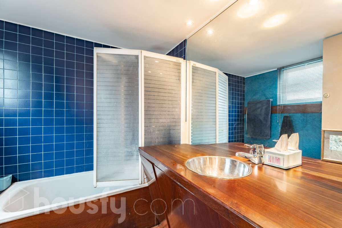 Housfy vende 🏡 amplia casa ubicada en Sant Esteve Sesrovires. Tu refugio perfecto, amplios espacios y calidad de vida a la vista y el escenario perfecto para ver crecer tus sueños. la cuál consta de 189m2 útiles (verificados con la Dirección General de Catastro). Construida en el año: 1994. Distribución de estancias -Salón-comedor -3 Dormitorios -3 Baños -Cocina equipada Características específicas -Cédula de habitabilidad -Ascensor -Aire acondicionado -Trastero -Calefacción -Terraza -Jardín privado -1 Plaza de garaje Zona y entorno Respecto a la ubicación, se sitúa en Sant Esteve Sesrovires, municipio de Barcelona. Esta propiedad se encuentra cerca de transporte público, colegios, supermercados y farmacias. Aviso legal El precio de venta no incluye gastos de la compraventa como notaría, registro, impuestos, ni tampoco honorarios agencia. Esta publicación no es vinculante. Consulta siempre la nota simple con Housfy antes de formalizar la compraventa. Sobre nosotros Housfy es la plataforma integral de servicios inmobiliarios. Nuestra combinación de expertos y tecnología pone al alcance de todo el mundo servicios cómodos, claros y seguros. AICAT número: 7922. Nos encargamos de la gestión y asesoramiento de la compra. ¡Olvídate de todo! Hacemos los trámites por ti. Y, si además necesitas financiación, ponemos a tu disposición un bróker hipotecario para ayudarte a conseguir las mejores condiciones para tu perfil económico. ¿Quieres visitarla? Contacta con Housfy y agenda tu visita sin compromiso. Más información en: housfy.com En cumplimiento de la Ley 8/2026 en Cataluña, el certificado de presencia o ausencia de amianto se encuentra en proceso de tramitación.-23