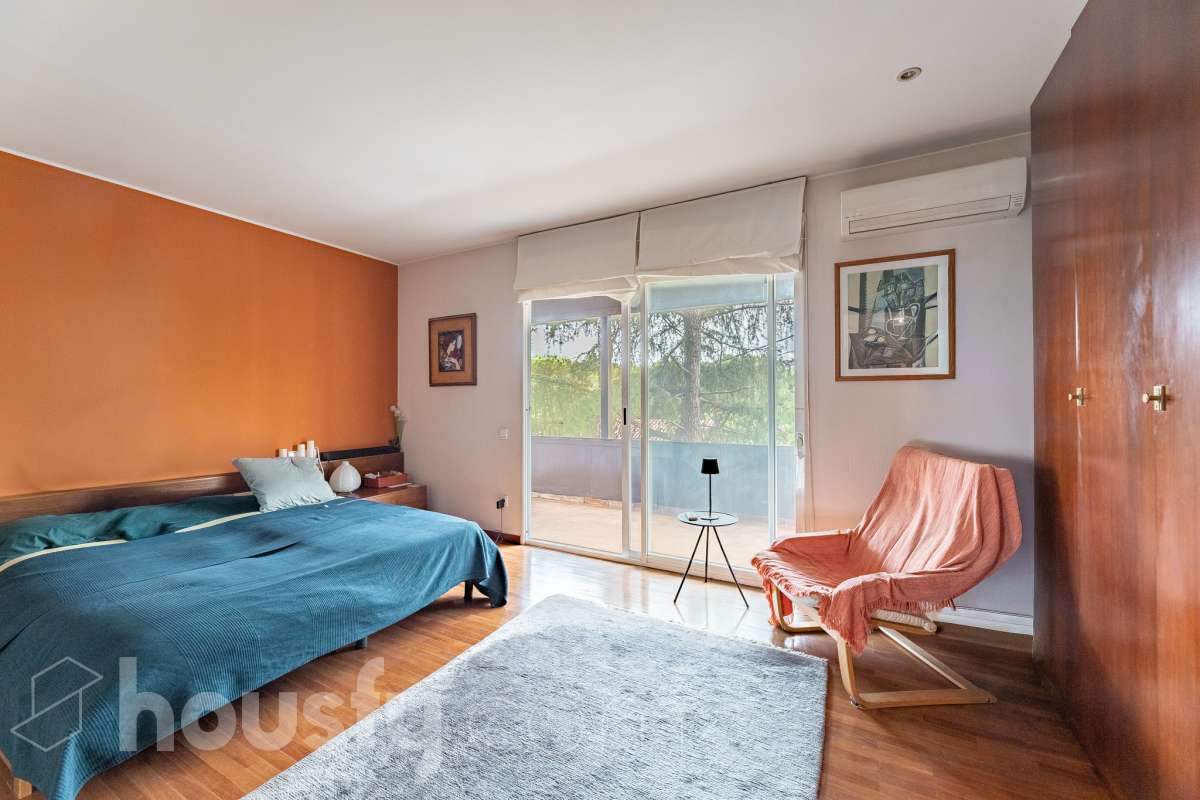 Housfy vende 🏡 amplia casa ubicada en Sant Esteve Sesrovires. Tu refugio perfecto, amplios espacios y calidad de vida a la vista y el escenario perfecto para ver crecer tus sueños. la cuál consta de 189m2 útiles (verificados con la Dirección General de Catastro). Construida en el año: 1994. Distribución de estancias -Salón-comedor -3 Dormitorios -3 Baños -Cocina equipada Características específicas -Cédula de habitabilidad -Ascensor -Aire acondicionado -Trastero -Calefacción -Terraza -Jardín privado -1 Plaza de garaje Zona y entorno Respecto a la ubicación, se sitúa en Sant Esteve Sesrovires, municipio de Barcelona. Esta propiedad se encuentra cerca de transporte público, colegios, supermercados y farmacias. Aviso legal El precio de venta no incluye gastos de la compraventa como notaría, registro, impuestos, ni tampoco honorarios agencia. Esta publicación no es vinculante. Consulta siempre la nota simple con Housfy antes de formalizar la compraventa. Sobre nosotros Housfy es la plataforma integral de servicios inmobiliarios. Nuestra combinación de expertos y tecnología pone al alcance de todo el mundo servicios cómodos, claros y seguros. AICAT número: 7922. Nos encargamos de la gestión y asesoramiento de la compra. ¡Olvídate de todo! Hacemos los trámites por ti. Y, si además necesitas financiación, ponemos a tu disposición un bróker hipotecario para ayudarte a conseguir las mejores condiciones para tu perfil económico. ¿Quieres visitarla? Contacta con Housfy y agenda tu visita sin compromiso. Más información en: housfy.com En cumplimiento de la Ley 8/2026 en Cataluña, el certificado de presencia o ausencia de amianto se encuentra en proceso de tramitación.-10