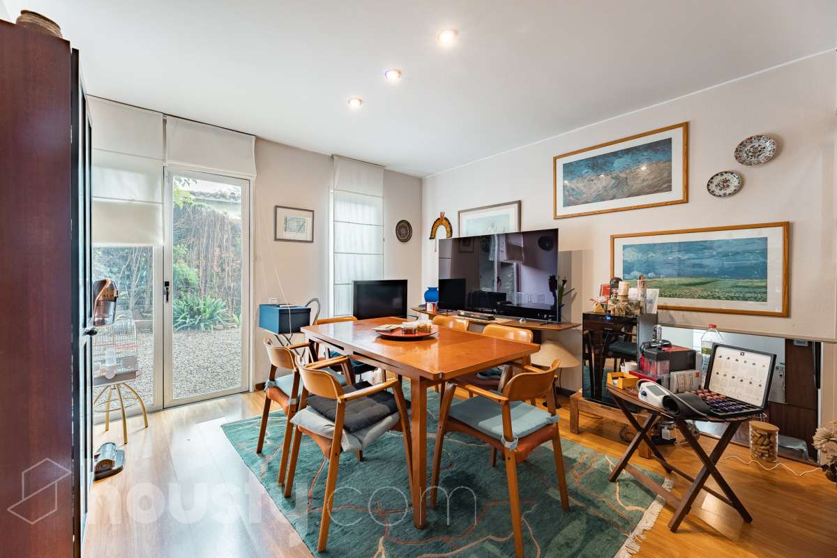 Housfy vende 🏡 amplia casa ubicada en Sant Esteve Sesrovires. Tu refugio perfecto, amplios espacios y calidad de vida a la vista y el escenario perfecto para ver crecer tus sueños. la cuál consta de 189m2 útiles (verificados con la Dirección General de Catastro). Construida en el año: 1994. Distribución de estancias -Salón-comedor -3 Dormitorios -3 Baños -Cocina equipada Características específicas -Cédula de habitabilidad -Ascensor -Aire acondicionado -Trastero -Calefacción -Terraza -Jardín privado -1 Plaza de garaje Zona y entorno Respecto a la ubicación, se sitúa en Sant Esteve Sesrovires, municipio de Barcelona. Esta propiedad se encuentra cerca de transporte público, colegios, supermercados y farmacias. Aviso legal El precio de venta no incluye gastos de la compraventa como notaría, registro, impuestos, ni tampoco honorarios agencia. Esta publicación no es vinculante. Consulta siempre la nota simple con Housfy antes de formalizar la compraventa. Sobre nosotros Housfy es la plataforma integral de servicios inmobiliarios. Nuestra combinación de expertos y tecnología pone al alcance de todo el mundo servicios cómodos, claros y seguros. AICAT número: 7922. Nos encargamos de la gestión y asesoramiento de la compra. ¡Olvídate de todo! Hacemos los trámites por ti. Y, si además necesitas financiación, ponemos a tu disposición un bróker hipotecario para ayudarte a conseguir las mejores condiciones para tu perfil económico. ¿Quieres visitarla? Contacta con Housfy y agenda tu visita sin compromiso. Más información en: housfy.com En cumplimiento de la Ley 8/2026 en Cataluña, el certificado de presencia o ausencia de amianto se encuentra en proceso de tramitación.-8