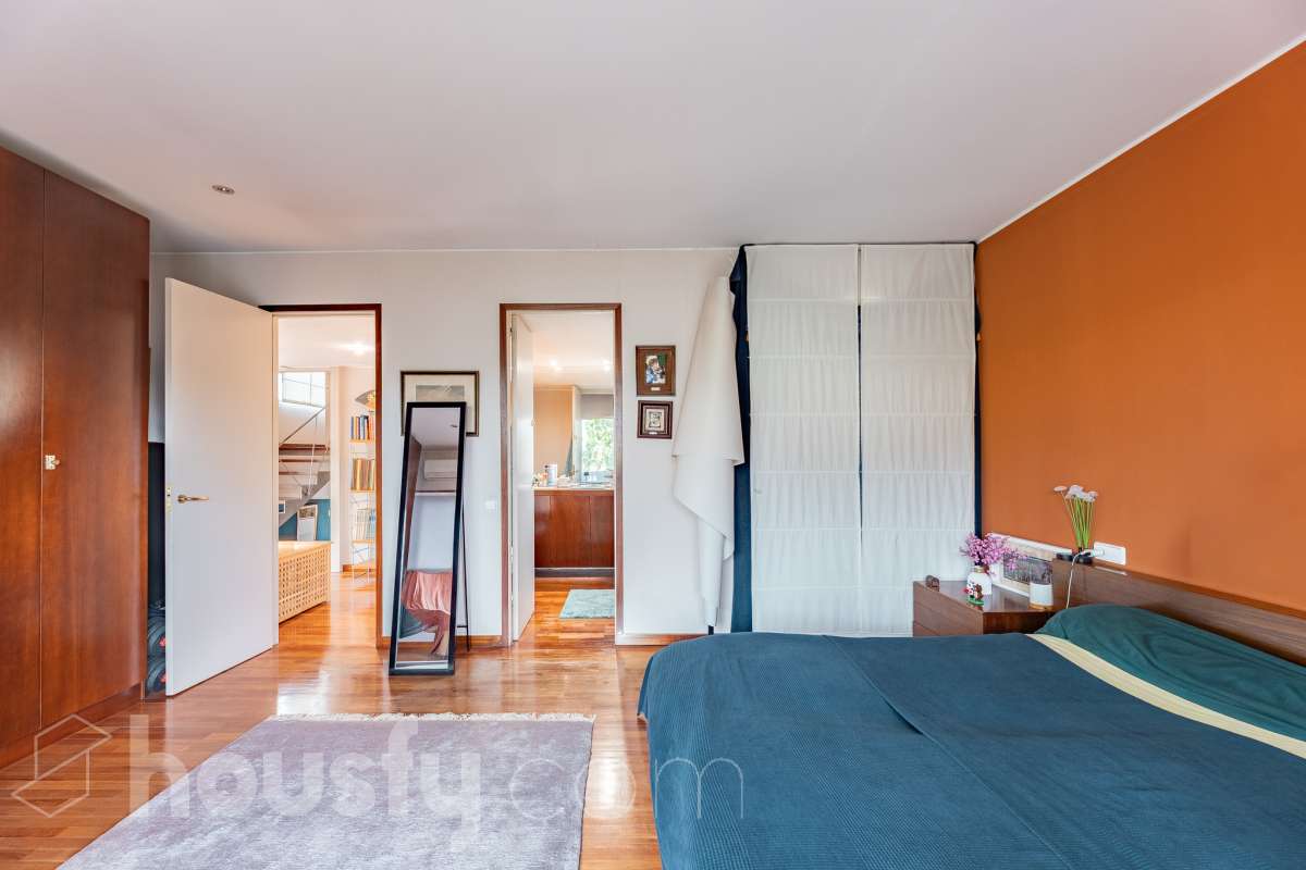 Housfy vende 🏡 amplia casa ubicada en Sant Esteve Sesrovires. Tu refugio perfecto, amplios espacios y calidad de vida a la vista y el escenario perfecto para ver crecer tus sueños. la cuál consta de 189m2 útiles (verificados con la Dirección General de Catastro). Construida en el año: 1994. Distribución de estancias -Salón-comedor -3 Dormitorios -3 Baños -Cocina equipada Características específicas -Cédula de habitabilidad -Ascensor -Aire acondicionado -Trastero -Calefacción -Terraza -Jardín privado -1 Plaza de garaje Zona y entorno Respecto a la ubicación, se sitúa en Sant Esteve Sesrovires, municipio de Barcelona. Esta propiedad se encuentra cerca de transporte público, colegios, supermercados y farmacias. Aviso legal El precio de venta no incluye gastos de la compraventa como notaría, registro, impuestos, ni tampoco honorarios agencia. Esta publicación no es vinculante. Consulta siempre la nota simple con Housfy antes de formalizar la compraventa. Sobre nosotros Housfy es la plataforma integral de servicios inmobiliarios. Nuestra combinación de expertos y tecnología pone al alcance de todo el mundo servicios cómodos, claros y seguros. AICAT número: 7922. Nos encargamos de la gestión y asesoramiento de la compra. ¡Olvídate de todo! Hacemos los trámites por ti. Y, si además necesitas financiación, ponemos a tu disposición un bróker hipotecario para ayudarte a conseguir las mejores condiciones para tu perfil económico. ¿Quieres visitarla? Contacta con Housfy y agenda tu visita sin compromiso. Más información en: housfy.com En cumplimiento de la Ley 8/2026 en Cataluña, el certificado de presencia o ausencia de amianto se encuentra en proceso de tramitación.-12