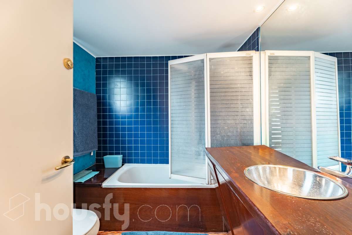 Housfy vende 🏡 amplia casa ubicada en Sant Esteve Sesrovires. Tu refugio perfecto, amplios espacios y calidad de vida a la vista y el escenario perfecto para ver crecer tus sueños. la cuál consta de 189m2 útiles (verificados con la Dirección General de Catastro). Construida en el año: 1994. Distribución de estancias -Salón-comedor -3 Dormitorios -3 Baños -Cocina equipada Características específicas -Cédula de habitabilidad -Ascensor -Aire acondicionado -Trastero -Calefacción -Terraza -Jardín privado -1 Plaza de garaje Zona y entorno Respecto a la ubicación, se sitúa en Sant Esteve Sesrovires, municipio de Barcelona. Esta propiedad se encuentra cerca de transporte público, colegios, supermercados y farmacias. Aviso legal El precio de venta no incluye gastos de la compraventa como notaría, registro, impuestos, ni tampoco honorarios agencia. Esta publicación no es vinculante. Consulta siempre la nota simple con Housfy antes de formalizar la compraventa. Sobre nosotros Housfy es la plataforma integral de servicios inmobiliarios. Nuestra combinación de expertos y tecnología pone al alcance de todo el mundo servicios cómodos, claros y seguros. AICAT número: 7922. Nos encargamos de la gestión y asesoramiento de la compra. ¡Olvídate de todo! Hacemos los trámites por ti. Y, si además necesitas financiación, ponemos a tu disposición un bróker hipotecario para ayudarte a conseguir las mejores condiciones para tu perfil económico. ¿Quieres visitarla? Contacta con Housfy y agenda tu visita sin compromiso. Más información en: housfy.com En cumplimiento de la Ley 8/2026 en Cataluña, el certificado de presencia o ausencia de amianto se encuentra en proceso de tramitación.-24