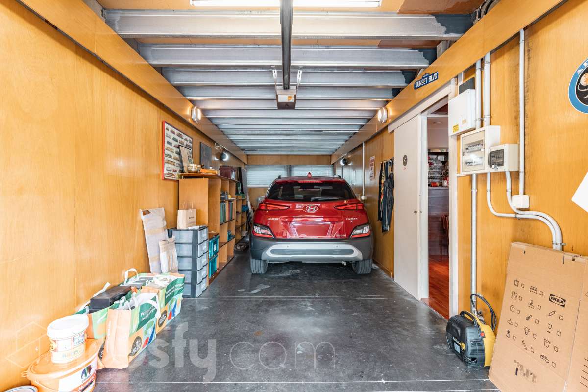 Housfy vende 🏡 amplia casa ubicada en Sant Esteve Sesrovires. Tu refugio perfecto, amplios espacios y calidad de vida a la vista y el escenario perfecto para ver crecer tus sueños. la cuál consta de 189m2 útiles (verificados con la Dirección General de Catastro). Construida en el año: 1994. Distribución de estancias -Salón-comedor -3 Dormitorios -3 Baños -Cocina equipada Características específicas -Cédula de habitabilidad -Ascensor -Aire acondicionado -Trastero -Calefacción -Terraza -Jardín privado -1 Plaza de garaje Zona y entorno Respecto a la ubicación, se sitúa en Sant Esteve Sesrovires, municipio de Barcelona. Esta propiedad se encuentra cerca de transporte público, colegios, supermercados y farmacias. Aviso legal El precio de venta no incluye gastos de la compraventa como notaría, registro, impuestos, ni tampoco honorarios agencia. Esta publicación no es vinculante. Consulta siempre la nota simple con Housfy antes de formalizar la compraventa. Sobre nosotros Housfy es la plataforma integral de servicios inmobiliarios. Nuestra combinación de expertos y tecnología pone al alcance de todo el mundo servicios cómodos, claros y seguros. AICAT número: 7922. Nos encargamos de la gestión y asesoramiento de la compra. ¡Olvídate de todo! Hacemos los trámites por ti. Y, si además necesitas financiación, ponemos a tu disposición un bróker hipotecario para ayudarte a conseguir las mejores condiciones para tu perfil económico. ¿Quieres visitarla? Contacta con Housfy y agenda tu visita sin compromiso. Más información en: housfy.com En cumplimiento de la Ley 8/2026 en Cataluña, el certificado de presencia o ausencia de amianto se encuentra en proceso de tramitación.-34