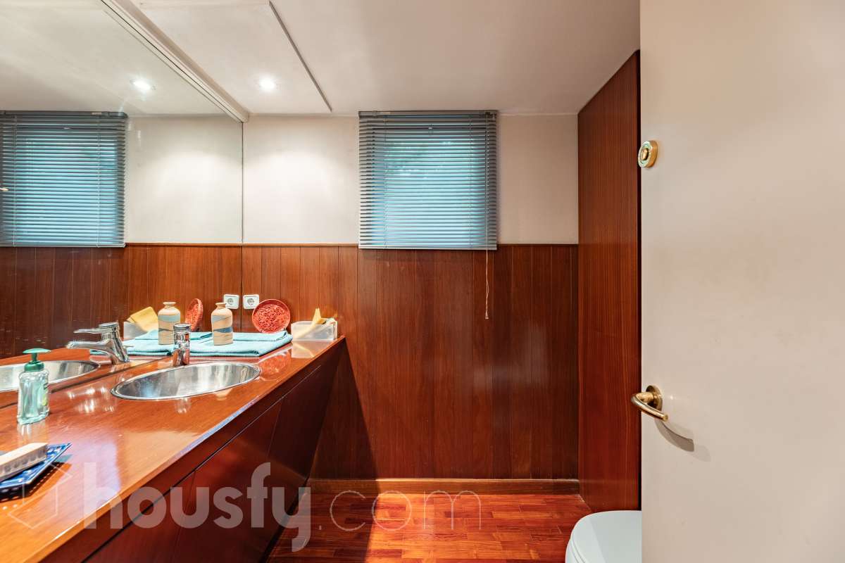 Housfy vende 🏡 amplia casa ubicada en Sant Esteve Sesrovires. Tu refugio perfecto, amplios espacios y calidad de vida a la vista y el escenario perfecto para ver crecer tus sueños. la cuál consta de 189m2 útiles (verificados con la Dirección General de Catastro). Construida en el año: 1994. Distribución de estancias -Salón-comedor -3 Dormitorios -3 Baños -Cocina equipada Características específicas -Cédula de habitabilidad -Ascensor -Aire acondicionado -Trastero -Calefacción -Terraza -Jardín privado -1 Plaza de garaje Zona y entorno Respecto a la ubicación, se sitúa en Sant Esteve Sesrovires, municipio de Barcelona. Esta propiedad se encuentra cerca de transporte público, colegios, supermercados y farmacias. Aviso legal El precio de venta no incluye gastos de la compraventa como notaría, registro, impuestos, ni tampoco honorarios agencia. Esta publicación no es vinculante. Consulta siempre la nota simple con Housfy antes de formalizar la compraventa. Sobre nosotros Housfy es la plataforma integral de servicios inmobiliarios. Nuestra combinación de expertos y tecnología pone al alcance de todo el mundo servicios cómodos, claros y seguros. AICAT número: 7922. Nos encargamos de la gestión y asesoramiento de la compra. ¡Olvídate de todo! Hacemos los trámites por ti. Y, si además necesitas financiación, ponemos a tu disposición un bróker hipotecario para ayudarte a conseguir las mejores condiciones para tu perfil económico. ¿Quieres visitarla? Contacta con Housfy y agenda tu visita sin compromiso. Más información en: housfy.com En cumplimiento de la Ley 8/2026 en Cataluña, el certificado de presencia o ausencia de amianto se encuentra en proceso de tramitación.-21
