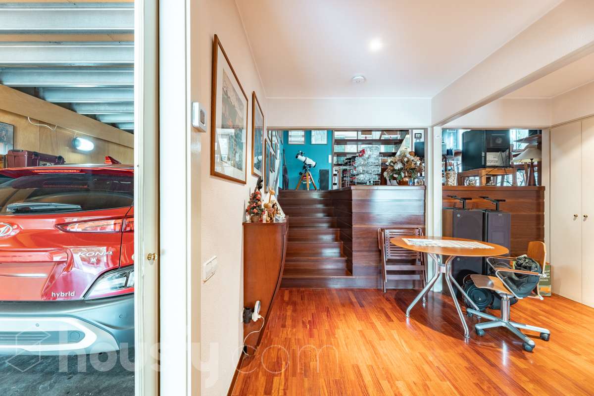 Housfy vende 🏡 amplia casa ubicada en Sant Esteve Sesrovires. Tu refugio perfecto, amplios espacios y calidad de vida a la vista y el escenario perfecto para ver crecer tus sueños. la cuál consta de 189m2 útiles (verificados con la Dirección General de Catastro). Construida en el año: 1994. Distribución de estancias -Salón-comedor -3 Dormitorios -3 Baños -Cocina equipada Características específicas -Cédula de habitabilidad -Ascensor -Aire acondicionado -Trastero -Calefacción -Terraza -Jardín privado -1 Plaza de garaje Zona y entorno Respecto a la ubicación, se sitúa en Sant Esteve Sesrovires, municipio de Barcelona. Esta propiedad se encuentra cerca de transporte público, colegios, supermercados y farmacias. Aviso legal El precio de venta no incluye gastos de la compraventa como notaría, registro, impuestos, ni tampoco honorarios agencia. Esta publicación no es vinculante. Consulta siempre la nota simple con Housfy antes de formalizar la compraventa. Sobre nosotros Housfy es la plataforma integral de servicios inmobiliarios. Nuestra combinación de expertos y tecnología pone al alcance de todo el mundo servicios cómodos, claros y seguros. AICAT número: 7922. Nos encargamos de la gestión y asesoramiento de la compra. ¡Olvídate de todo! Hacemos los trámites por ti. Y, si además necesitas financiación, ponemos a tu disposición un bróker hipotecario para ayudarte a conseguir las mejores condiciones para tu perfil económico. ¿Quieres visitarla? Contacta con Housfy y agenda tu visita sin compromiso. Más información en: housfy.com En cumplimiento de la Ley 8/2026 en Cataluña, el certificado de presencia o ausencia de amianto se encuentra en proceso de tramitación.-36