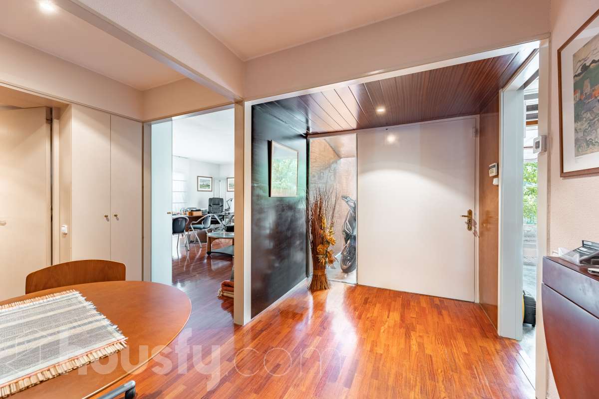Housfy vende 🏡 amplia casa ubicada en Sant Esteve Sesrovires. Tu refugio perfecto, amplios espacios y calidad de vida a la vista y el escenario perfecto para ver crecer tus sueños. la cuál consta de 189m2 útiles (verificados con la Dirección General de Catastro). Construida en el año: 1994. Distribución de estancias -Salón-comedor -3 Dormitorios -3 Baños -Cocina equipada Características específicas -Cédula de habitabilidad -Ascensor -Aire acondicionado -Trastero -Calefacción -Terraza -Jardín privado -1 Plaza de garaje Zona y entorno Respecto a la ubicación, se sitúa en Sant Esteve Sesrovires, municipio de Barcelona. Esta propiedad se encuentra cerca de transporte público, colegios, supermercados y farmacias. Aviso legal El precio de venta no incluye gastos de la compraventa como notaría, registro, impuestos, ni tampoco honorarios agencia. Esta publicación no es vinculante. Consulta siempre la nota simple con Housfy antes de formalizar la compraventa. Sobre nosotros Housfy es la plataforma integral de servicios inmobiliarios. Nuestra combinación de expertos y tecnología pone al alcance de todo el mundo servicios cómodos, claros y seguros. AICAT número: 7922. Nos encargamos de la gestión y asesoramiento de la compra. ¡Olvídate de todo! Hacemos los trámites por ti. Y, si además necesitas financiación, ponemos a tu disposición un bróker hipotecario para ayudarte a conseguir las mejores condiciones para tu perfil económico. ¿Quieres visitarla? Contacta con Housfy y agenda tu visita sin compromiso. Más información en: housfy.com En cumplimiento de la Ley 8/2026 en Cataluña, el certificado de presencia o ausencia de amianto se encuentra en proceso de tramitación.-37