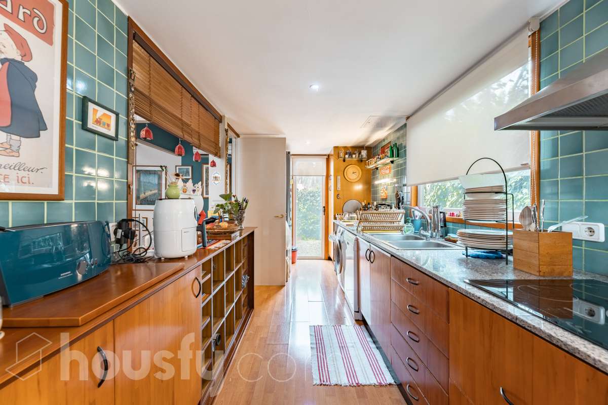 Housfy vende 🏡 amplia casa ubicada en Sant Esteve Sesrovires. Tu refugio perfecto, amplios espacios y calidad de vida a la vista y el escenario perfecto para ver crecer tus sueños. la cuál consta de 189m2 útiles (verificados con la Dirección General de Catastro). Construida en el año: 1994. Distribución de estancias -Salón-comedor -3 Dormitorios -3 Baños -Cocina equipada Características específicas -Cédula de habitabilidad -Ascensor -Aire acondicionado -Trastero -Calefacción -Terraza -Jardín privado -1 Plaza de garaje Zona y entorno Respecto a la ubicación, se sitúa en Sant Esteve Sesrovires, municipio de Barcelona. Esta propiedad se encuentra cerca de transporte público, colegios, supermercados y farmacias. Aviso legal El precio de venta no incluye gastos de la compraventa como notaría, registro, impuestos, ni tampoco honorarios agencia. Esta publicación no es vinculante. Consulta siempre la nota simple con Housfy antes de formalizar la compraventa. Sobre nosotros Housfy es la plataforma integral de servicios inmobiliarios. Nuestra combinación de expertos y tecnología pone al alcance de todo el mundo servicios cómodos, claros y seguros. AICAT número: 7922. Nos encargamos de la gestión y asesoramiento de la compra. ¡Olvídate de todo! Hacemos los trámites por ti. Y, si además necesitas financiación, ponemos a tu disposición un bróker hipotecario para ayudarte a conseguir las mejores condiciones para tu perfil económico. ¿Quieres visitarla? Contacta con Housfy y agenda tu visita sin compromiso. Más información en: housfy.com En cumplimiento de la Ley 8/2026 en Cataluña, el certificado de presencia o ausencia de amianto se encuentra en proceso de tramitación.-18