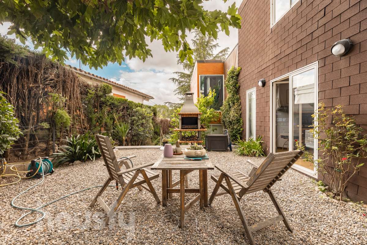 Housfy vende 🏡 amplia casa ubicada en Sant Esteve Sesrovires. Tu refugio perfecto, amplios espacios y calidad de vida a la vista y el escenario perfecto para ver crecer tus sueños. la cuál consta de 189m2 útiles (verificados con la Dirección General de Catastro). Construida en el año: 1994. Distribución de estancias -Salón-comedor -3 Dormitorios -3 Baños -Cocina equipada Características específicas -Cédula de habitabilidad -Ascensor -Aire acondicionado -Trastero -Calefacción -Terraza -Jardín privado -1 Plaza de garaje Zona y entorno Respecto a la ubicación, se sitúa en Sant Esteve Sesrovires, municipio de Barcelona. Esta propiedad se encuentra cerca de transporte público, colegios, supermercados y farmacias. Aviso legal El precio de venta no incluye gastos de la compraventa como notaría, registro, impuestos, ni tampoco honorarios agencia. Esta publicación no es vinculante. Consulta siempre la nota simple con Housfy antes de formalizar la compraventa. Sobre nosotros Housfy es la plataforma integral de servicios inmobiliarios. Nuestra combinación de expertos y tecnología pone al alcance de todo el mundo servicios cómodos, claros y seguros. AICAT número: 7922. Nos encargamos de la gestión y asesoramiento de la compra. ¡Olvídate de todo! Hacemos los trámites por ti. Y, si además necesitas financiación, ponemos a tu disposición un bróker hipotecario para ayudarte a conseguir las mejores condiciones para tu perfil económico. ¿Quieres visitarla? Contacta con Housfy y agenda tu visita sin compromiso. Más información en: housfy.com En cumplimiento de la Ley 8/2026 en Cataluña, el certificado de presencia o ausencia de amianto se encuentra en proceso de tramitación.-32