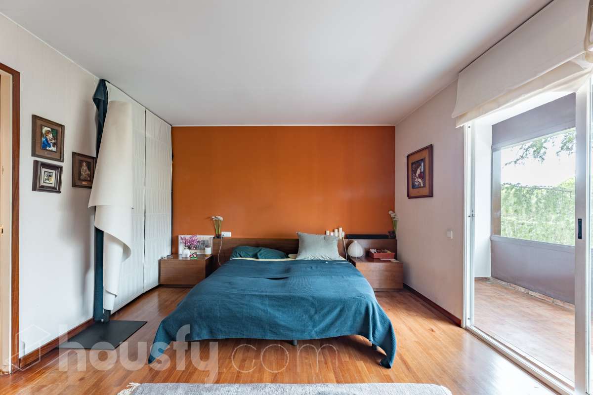 Housfy vende 🏡 amplia casa ubicada en Sant Esteve Sesrovires. Tu refugio perfecto, amplios espacios y calidad de vida a la vista y el escenario perfecto para ver crecer tus sueños. la cuál consta de 189m2 útiles (verificados con la Dirección General de Catastro). Construida en el año: 1994. Distribución de estancias -Salón-comedor -3 Dormitorios -3 Baños -Cocina equipada Características específicas -Cédula de habitabilidad -Ascensor -Aire acondicionado -Trastero -Calefacción -Terraza -Jardín privado -1 Plaza de garaje Zona y entorno Respecto a la ubicación, se sitúa en Sant Esteve Sesrovires, municipio de Barcelona. Esta propiedad se encuentra cerca de transporte público, colegios, supermercados y farmacias. Aviso legal El precio de venta no incluye gastos de la compraventa como notaría, registro, impuestos, ni tampoco honorarios agencia. Esta publicación no es vinculante. Consulta siempre la nota simple con Housfy antes de formalizar la compraventa. Sobre nosotros Housfy es la plataforma integral de servicios inmobiliarios. Nuestra combinación de expertos y tecnología pone al alcance de todo el mundo servicios cómodos, claros y seguros. AICAT número: 7922. Nos encargamos de la gestión y asesoramiento de la compra. ¡Olvídate de todo! Hacemos los trámites por ti. Y, si además necesitas financiación, ponemos a tu disposición un bróker hipotecario para ayudarte a conseguir las mejores condiciones para tu perfil económico. ¿Quieres visitarla? Contacta con Housfy y agenda tu visita sin compromiso. Más información en: housfy.com En cumplimiento de la Ley 8/2026 en Cataluña, el certificado de presencia o ausencia de amianto se encuentra en proceso de tramitación.-11