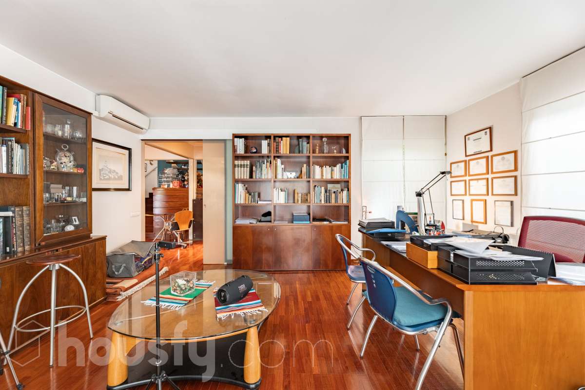 Housfy vende 🏡 amplia casa ubicada en Sant Esteve Sesrovires. Tu refugio perfecto, amplios espacios y calidad de vida a la vista y el escenario perfecto para ver crecer tus sueños. la cuál consta de 189m2 útiles (verificados con la Dirección General de Catastro). Construida en el año: 1994. Distribución de estancias -Salón-comedor -3 Dormitorios -3 Baños -Cocina equipada Características específicas -Cédula de habitabilidad -Ascensor -Aire acondicionado -Trastero -Calefacción -Terraza -Jardín privado -1 Plaza de garaje Zona y entorno Respecto a la ubicación, se sitúa en Sant Esteve Sesrovires, municipio de Barcelona. Esta propiedad se encuentra cerca de transporte público, colegios, supermercados y farmacias. Aviso legal El precio de venta no incluye gastos de la compraventa como notaría, registro, impuestos, ni tampoco honorarios agencia. Esta publicación no es vinculante. Consulta siempre la nota simple con Housfy antes de formalizar la compraventa. Sobre nosotros Housfy es la plataforma integral de servicios inmobiliarios. Nuestra combinación de expertos y tecnología pone al alcance de todo el mundo servicios cómodos, claros y seguros. AICAT número: 7922. Nos encargamos de la gestión y asesoramiento de la compra. ¡Olvídate de todo! Hacemos los trámites por ti. Y, si además necesitas financiación, ponemos a tu disposición un bróker hipotecario para ayudarte a conseguir las mejores condiciones para tu perfil económico. ¿Quieres visitarla? Contacta con Housfy y agenda tu visita sin compromiso. Más información en: housfy.com En cumplimiento de la Ley 8/2026 en Cataluña, el certificado de presencia o ausencia de amianto se encuentra en proceso de tramitación.-4