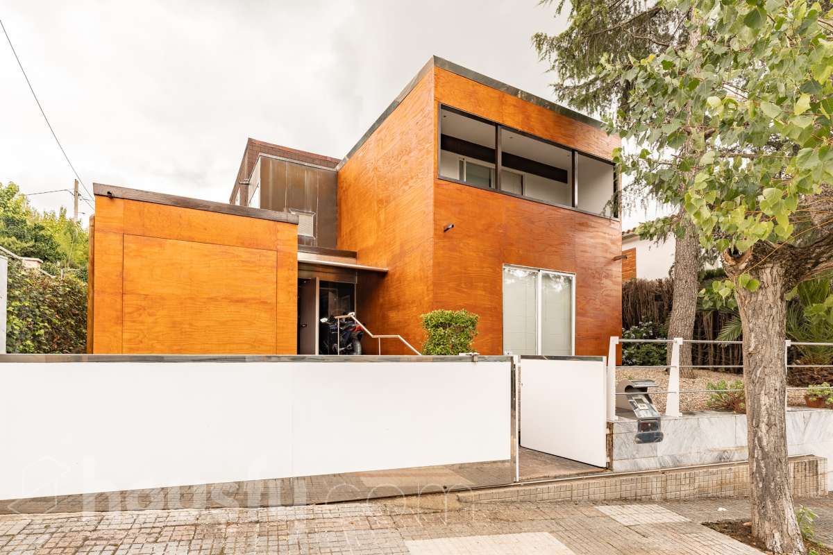 Housfy vende 🏡 amplia casa ubicada en Sant Esteve Sesrovires. Tu refugio perfecto, amplios espacios y calidad de vida a la vista y el escenario perfecto para ver crecer tus sueños. la cuál consta de 189m2 útiles (verificados con la Dirección General de Catastro). Construida en el año: 1994. Distribución de estancias -Salón-comedor -3 Dormitorios -3 Baños -Cocina equipada Características específicas -Cédula de habitabilidad -Ascensor -Aire acondicionado -Trastero -Calefacción -Terraza -Jardín privado -1 Plaza de garaje Zona y entorno Respecto a la ubicación, se sitúa en Sant Esteve Sesrovires, municipio de Barcelona. Esta propiedad se encuentra cerca de transporte público, colegios, supermercados y farmacias. Aviso legal El precio de venta no incluye gastos de la compraventa como notaría, registro, impuestos, ni tampoco honorarios agencia. Esta publicación no es vinculante. Consulta siempre la nota simple con Housfy antes de formalizar la compraventa. Sobre nosotros Housfy es la plataforma integral de servicios inmobiliarios. Nuestra combinación de expertos y tecnología pone al alcance de todo el mundo servicios cómodos, claros y seguros. AICAT número: 7922. Nos encargamos de la gestión y asesoramiento de la compra. ¡Olvídate de todo! Hacemos los trámites por ti. Y, si además necesitas financiación, ponemos a tu disposición un bróker hipotecario para ayudarte a conseguir las mejores condiciones para tu perfil económico. ¿Quieres visitarla? Contacta con Housfy y agenda tu visita sin compromiso. Más información en: housfy.com En cumplimiento de la Ley 8/2026 en Cataluña, el certificado de presencia o ausencia de amianto se encuentra en proceso de tramitación.-43