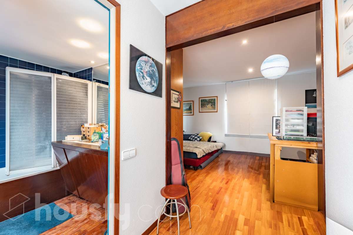 Housfy vende 🏡 amplia casa ubicada en Sant Esteve Sesrovires. Tu refugio perfecto, amplios espacios y calidad de vida a la vista y el escenario perfecto para ver crecer tus sueños. la cuál consta de 189m2 útiles (verificados con la Dirección General de Catastro). Construida en el año: 1994. Distribución de estancias -Salón-comedor -3 Dormitorios -3 Baños -Cocina equipada Características específicas -Cédula de habitabilidad -Ascensor -Aire acondicionado -Trastero -Calefacción -Terraza -Jardín privado -1 Plaza de garaje Zona y entorno Respecto a la ubicación, se sitúa en Sant Esteve Sesrovires, municipio de Barcelona. Esta propiedad se encuentra cerca de transporte público, colegios, supermercados y farmacias. Aviso legal El precio de venta no incluye gastos de la compraventa como notaría, registro, impuestos, ni tampoco honorarios agencia. Esta publicación no es vinculante. Consulta siempre la nota simple con Housfy antes de formalizar la compraventa. Sobre nosotros Housfy es la plataforma integral de servicios inmobiliarios. Nuestra combinación de expertos y tecnología pone al alcance de todo el mundo servicios cómodos, claros y seguros. AICAT número: 7922. Nos encargamos de la gestión y asesoramiento de la compra. ¡Olvídate de todo! Hacemos los trámites por ti. Y, si además necesitas financiación, ponemos a tu disposición un bróker hipotecario para ayudarte a conseguir las mejores condiciones para tu perfil económico. ¿Quieres visitarla? Contacta con Housfy y agenda tu visita sin compromiso. Más información en: housfy.com En cumplimiento de la Ley 8/2026 en Cataluña, el certificado de presencia o ausencia de amianto se encuentra en proceso de tramitación.-13