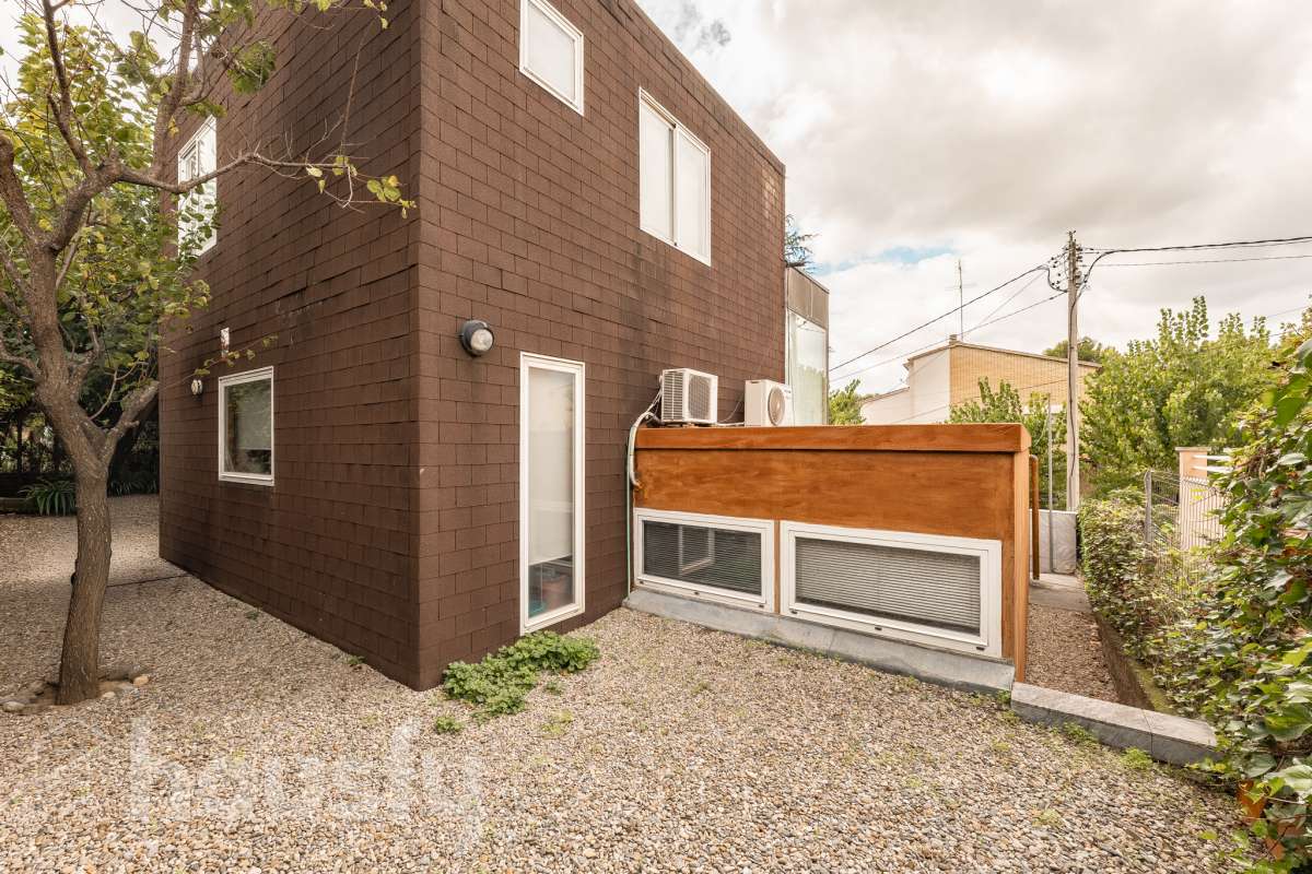 Housfy vende 🏡 amplia casa ubicada en Sant Esteve Sesrovires. Tu refugio perfecto, amplios espacios y calidad de vida a la vista y el escenario perfecto para ver crecer tus sueños. la cuál consta de 189m2 útiles (verificados con la Dirección General de Catastro). Construida en el año: 1994. Distribución de estancias -Salón-comedor -3 Dormitorios -3 Baños -Cocina equipada Características específicas -Cédula de habitabilidad -Ascensor -Aire acondicionado -Trastero -Calefacción -Terraza -Jardín privado -1 Plaza de garaje Zona y entorno Respecto a la ubicación, se sitúa en Sant Esteve Sesrovires, municipio de Barcelona. Esta propiedad se encuentra cerca de transporte público, colegios, supermercados y farmacias. Aviso legal El precio de venta no incluye gastos de la compraventa como notaría, registro, impuestos, ni tampoco honorarios agencia. Esta publicación no es vinculante. Consulta siempre la nota simple con Housfy antes de formalizar la compraventa. Sobre nosotros Housfy es la plataforma integral de servicios inmobiliarios. Nuestra combinación de expertos y tecnología pone al alcance de todo el mundo servicios cómodos, claros y seguros. AICAT número: 7922. Nos encargamos de la gestión y asesoramiento de la compra. ¡Olvídate de todo! Hacemos los trámites por ti. Y, si además necesitas financiación, ponemos a tu disposición un bróker hipotecario para ayudarte a conseguir las mejores condiciones para tu perfil económico. ¿Quieres visitarla? Contacta con Housfy y agenda tu visita sin compromiso. Más información en: housfy.com En cumplimiento de la Ley 8/2026 en Cataluña, el certificado de presencia o ausencia de amianto se encuentra en proceso de tramitación.-33