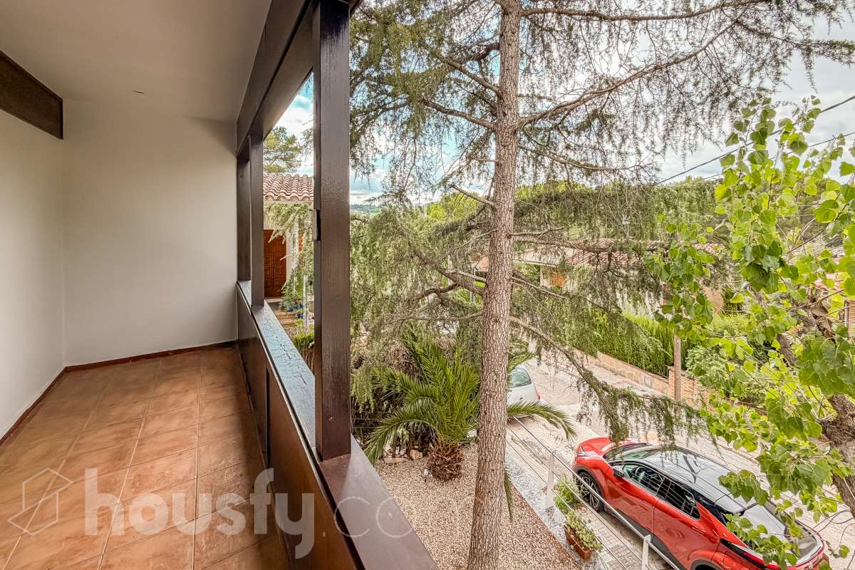 Housfy vende 🏡 amplia casa ubicada en Sant Esteve Sesrovires. Tu refugio perfecto, amplios espacios y calidad de vida a la vista y el escenario perfecto para ver crecer tus sueños. la cuál consta de 189m2 útiles (verificados con la Dirección General de Catastro). Construida en el año: 1994. Distribución de estancias -Salón-comedor -3 Dormitorios -3 Baños -Cocina equipada Características específicas -Cédula de habitabilidad -Ascensor -Aire acondicionado -Trastero -Calefacción -Terraza -Jardín privado -1 Plaza de garaje Zona y entorno Respecto a la ubicación, se sitúa en Sant Esteve Sesrovires, municipio de Barcelona. Esta propiedad se encuentra cerca de transporte público, colegios, supermercados y farmacias. Aviso legal El precio de venta no incluye gastos de la compraventa como notaría, registro, impuestos, ni tampoco honorarios agencia. Esta publicación no es vinculante. Consulta siempre la nota simple con Housfy antes de formalizar la compraventa. Sobre nosotros Housfy es la plataforma integral de servicios inmobiliarios. Nuestra combinación de expertos y tecnología pone al alcance de todo el mundo servicios cómodos, claros y seguros. AICAT número: 7922. Nos encargamos de la gestión y asesoramiento de la compra. ¡Olvídate de todo! Hacemos los trámites por ti. Y, si además necesitas financiación, ponemos a tu disposición un bróker hipotecario para ayudarte a conseguir las mejores condiciones para tu perfil económico. ¿Quieres visitarla? Contacta con Housfy y agenda tu visita sin compromiso. Más información en: housfy.com En cumplimiento de la Ley 8/2026 en Cataluña, el certificado de presencia o ausencia de amianto se encuentra en proceso de tramitación.-26