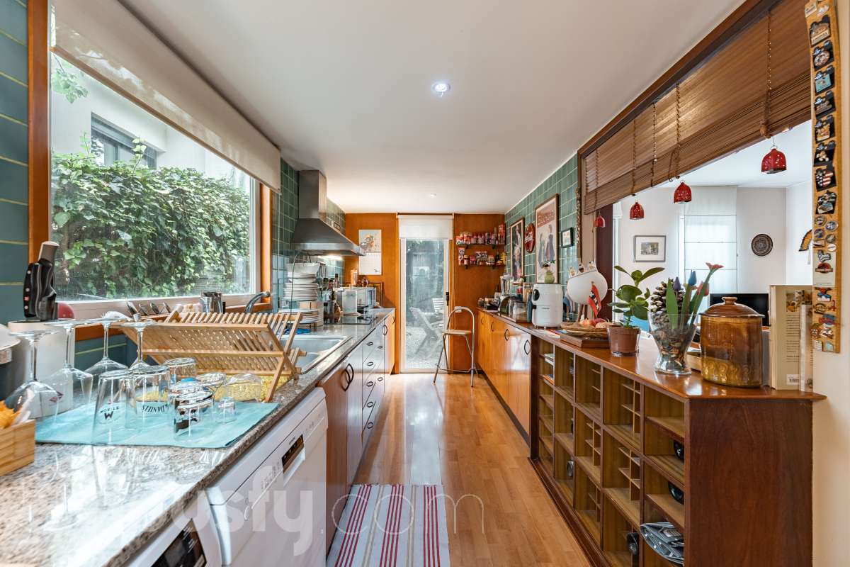 Housfy vende 🏡 amplia casa ubicada en Sant Esteve Sesrovires. Tu refugio perfecto, amplios espacios y calidad de vida a la vista y el escenario perfecto para ver crecer tus sueños. la cuál consta de 189m2 útiles (verificados con la Dirección General de Catastro). Construida en el año: 1994. Distribución de estancias -Salón-comedor -3 Dormitorios -3 Baños -Cocina equipada Características específicas -Cédula de habitabilidad -Ascensor -Aire acondicionado -Trastero -Calefacción -Terraza -Jardín privado -1 Plaza de garaje Zona y entorno Respecto a la ubicación, se sitúa en Sant Esteve Sesrovires, municipio de Barcelona. Esta propiedad se encuentra cerca de transporte público, colegios, supermercados y farmacias. Aviso legal El precio de venta no incluye gastos de la compraventa como notaría, registro, impuestos, ni tampoco honorarios agencia. Esta publicación no es vinculante. Consulta siempre la nota simple con Housfy antes de formalizar la compraventa. Sobre nosotros Housfy es la plataforma integral de servicios inmobiliarios. Nuestra combinación de expertos y tecnología pone al alcance de todo el mundo servicios cómodos, claros y seguros. AICAT número: 7922. Nos encargamos de la gestión y asesoramiento de la compra. ¡Olvídate de todo! Hacemos los trámites por ti. Y, si además necesitas financiación, ponemos a tu disposición un bróker hipotecario para ayudarte a conseguir las mejores condiciones para tu perfil económico. ¿Quieres visitarla? Contacta con Housfy y agenda tu visita sin compromiso. Más información en: housfy.com En cumplimiento de la Ley 8/2026 en Cataluña, el certificado de presencia o ausencia de amianto se encuentra en proceso de tramitación.-20