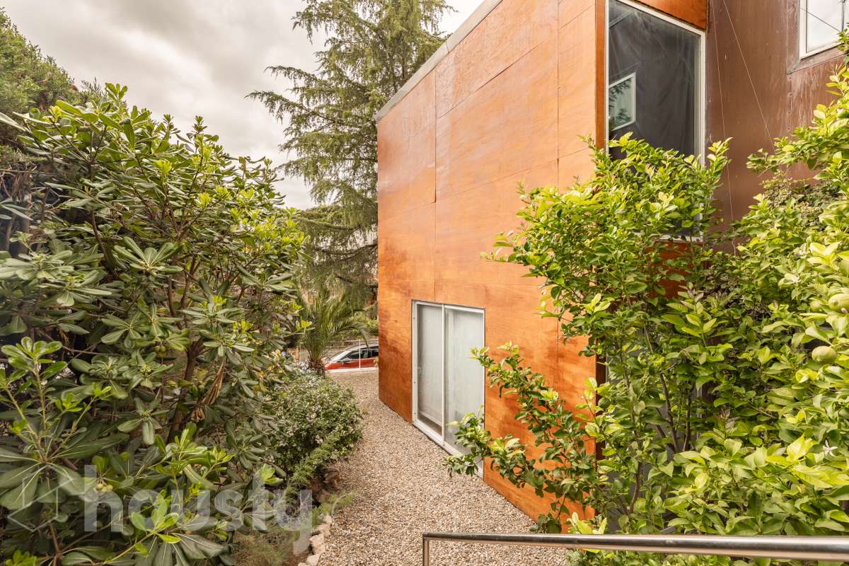 Housfy vende 🏡 amplia casa ubicada en Sant Esteve Sesrovires. Tu refugio perfecto, amplios espacios y calidad de vida a la vista y el escenario perfecto para ver crecer tus sueños. la cuál consta de 189m2 útiles (verificados con la Dirección General de Catastro). Construida en el año: 1994. Distribución de estancias -Salón-comedor -3 Dormitorios -3 Baños -Cocina equipada Características específicas -Cédula de habitabilidad -Ascensor -Aire acondicionado -Trastero -Calefacción -Terraza -Jardín privado -1 Plaza de garaje Zona y entorno Respecto a la ubicación, se sitúa en Sant Esteve Sesrovires, municipio de Barcelona. Esta propiedad se encuentra cerca de transporte público, colegios, supermercados y farmacias. Aviso legal El precio de venta no incluye gastos de la compraventa como notaría, registro, impuestos, ni tampoco honorarios agencia. Esta publicación no es vinculante. Consulta siempre la nota simple con Housfy antes de formalizar la compraventa. Sobre nosotros Housfy es la plataforma integral de servicios inmobiliarios. Nuestra combinación de expertos y tecnología pone al alcance de todo el mundo servicios cómodos, claros y seguros. AICAT número: 7922. Nos encargamos de la gestión y asesoramiento de la compra. ¡Olvídate de todo! Hacemos los trámites por ti. Y, si además necesitas financiación, ponemos a tu disposición un bróker hipotecario para ayudarte a conseguir las mejores condiciones para tu perfil económico. ¿Quieres visitarla? Contacta con Housfy y agenda tu visita sin compromiso. Más información en: housfy.com En cumplimiento de la Ley 8/2026 en Cataluña, el certificado de presencia o ausencia de amianto se encuentra en proceso de tramitación.-30