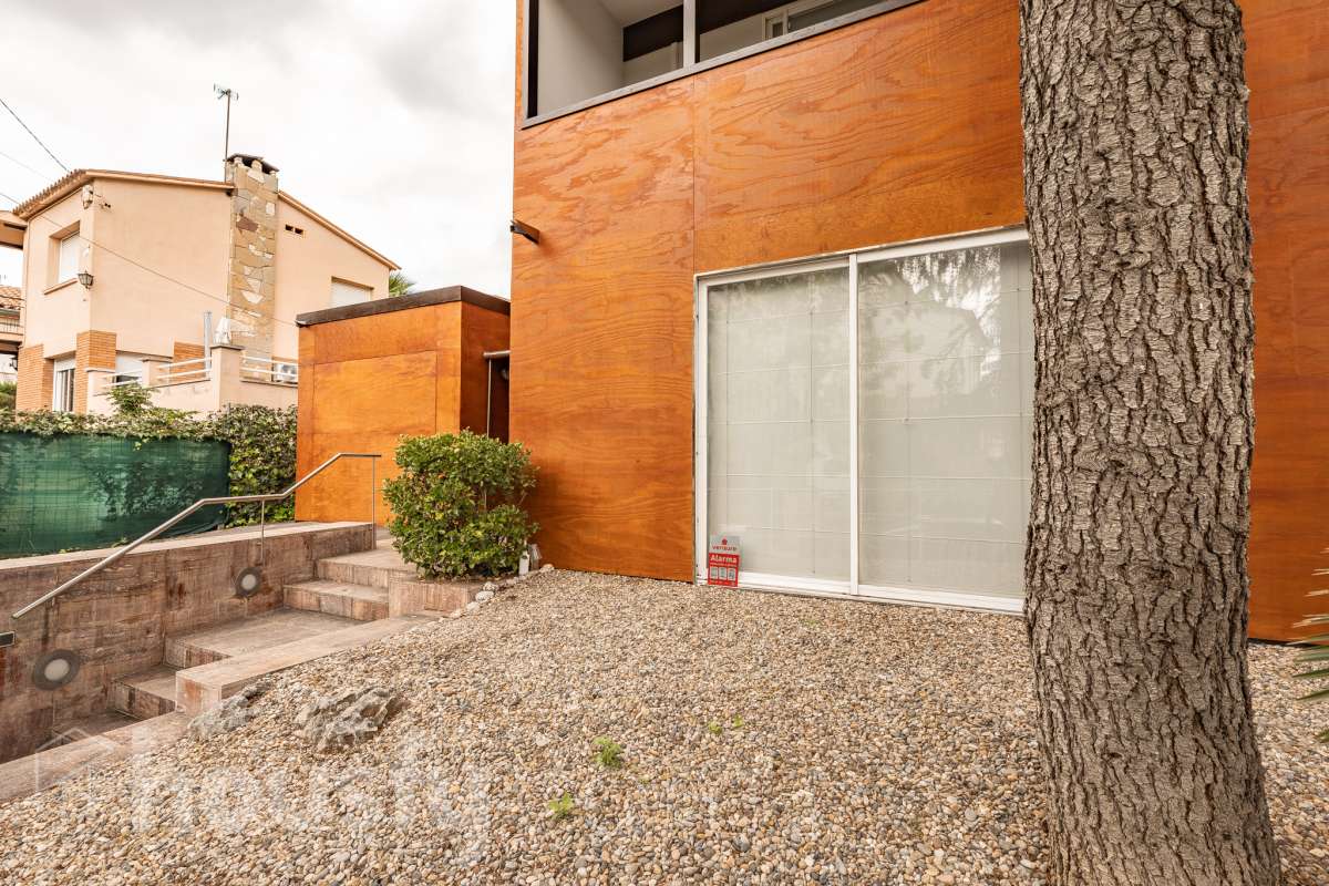 Housfy vende 🏡 amplia casa ubicada en Sant Esteve Sesrovires. Tu refugio perfecto, amplios espacios y calidad de vida a la vista y el escenario perfecto para ver crecer tus sueños. la cuál consta de 189m2 útiles (verificados con la Dirección General de Catastro). Construida en el año: 1994. Distribución de estancias -Salón-comedor -3 Dormitorios -3 Baños -Cocina equipada Características específicas -Cédula de habitabilidad -Ascensor -Aire acondicionado -Trastero -Calefacción -Terraza -Jardín privado -1 Plaza de garaje Zona y entorno Respecto a la ubicación, se sitúa en Sant Esteve Sesrovires, municipio de Barcelona. Esta propiedad se encuentra cerca de transporte público, colegios, supermercados y farmacias. Aviso legal El precio de venta no incluye gastos de la compraventa como notaría, registro, impuestos, ni tampoco honorarios agencia. Esta publicación no es vinculante. Consulta siempre la nota simple con Housfy antes de formalizar la compraventa. Sobre nosotros Housfy es la plataforma integral de servicios inmobiliarios. Nuestra combinación de expertos y tecnología pone al alcance de todo el mundo servicios cómodos, claros y seguros. AICAT número: 7922. Nos encargamos de la gestión y asesoramiento de la compra. ¡Olvídate de todo! Hacemos los trámites por ti. Y, si además necesitas financiación, ponemos a tu disposición un bróker hipotecario para ayudarte a conseguir las mejores condiciones para tu perfil económico. ¿Quieres visitarla? Contacta con Housfy y agenda tu visita sin compromiso. Más información en: housfy.com En cumplimiento de la Ley 8/2026 en Cataluña, el certificado de presencia o ausencia de amianto se encuentra en proceso de tramitación.-27