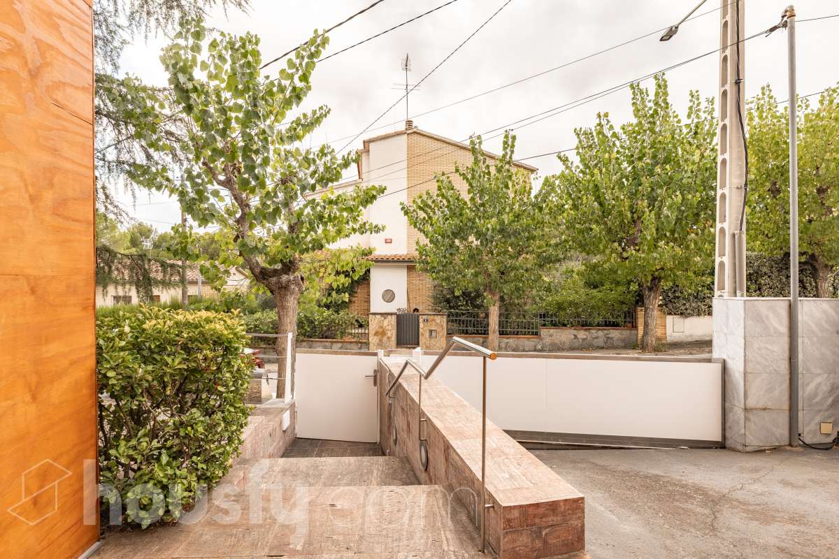 Housfy vende 🏡 amplia casa ubicada en Sant Esteve Sesrovires. Tu refugio perfecto, amplios espacios y calidad de vida a la vista y el escenario perfecto para ver crecer tus sueños. la cuál consta de 189m2 útiles (verificados con la Dirección General de Catastro). Construida en el año: 1994. Distribución de estancias -Salón-comedor -3 Dormitorios -3 Baños -Cocina equipada Características específicas -Cédula de habitabilidad -Ascensor -Aire acondicionado -Trastero -Calefacción -Terraza -Jardín privado -1 Plaza de garaje Zona y entorno Respecto a la ubicación, se sitúa en Sant Esteve Sesrovires, municipio de Barcelona. Esta propiedad se encuentra cerca de transporte público, colegios, supermercados y farmacias. Aviso legal El precio de venta no incluye gastos de la compraventa como notaría, registro, impuestos, ni tampoco honorarios agencia. Esta publicación no es vinculante. Consulta siempre la nota simple con Housfy antes de formalizar la compraventa. Sobre nosotros Housfy es la plataforma integral de servicios inmobiliarios. Nuestra combinación de expertos y tecnología pone al alcance de todo el mundo servicios cómodos, claros y seguros. AICAT número: 7922. Nos encargamos de la gestión y asesoramiento de la compra. ¡Olvídate de todo! Hacemos los trámites por ti. Y, si además necesitas financiación, ponemos a tu disposición un bróker hipotecario para ayudarte a conseguir las mejores condiciones para tu perfil económico. ¿Quieres visitarla? Contacta con Housfy y agenda tu visita sin compromiso. Más información en: housfy.com En cumplimiento de la Ley 8/2026 en Cataluña, el certificado de presencia o ausencia de amianto se encuentra en proceso de tramitación.-41