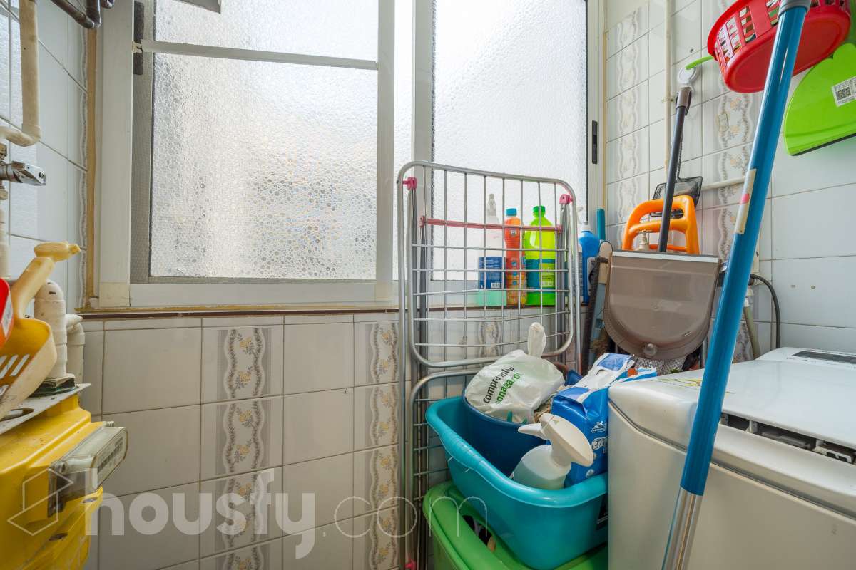 Housfy vende 🏡 luminoso piso ubicado en Badalona, el cuál consta de 53m2 útiles (verificados con la Dirección General de Catastro). Construido en el año: 1965. Distribución de estancias -Salón-comedor -2 Dormitorios -1 Baño -Cocina equipada -La vivienda dispone de altillos. Características específicas -Terraza -Puerta blindada Zona y entorno Respecto a la ubicación, se sitúa en Badalona, municipio de Barcelona. Esta propiedad se encuentra cerca de transporte público, colegios, supermercados y farmacias. Aviso legal El precio de venta no incluye gastos de la compraventa como notaría, registro, impuestos, ni tampoco honorarios agencia. Esta publicación no es vinculante. Consulta siempre la nota simple con Housfy antes de formalizar la compraventa. Sobre nosotros Housfy es la plataforma integral de servicios inmobiliarios. Nuestra combinación de expertos y tecnología pone al alcance de todo el mundo servicios cómodos, claros y seguros. AICAT número: 7922. Nos encargamos de la gestión y asesoramiento de la compra. ¡Olvídate de todo! Hacemos los trámites por ti. Y, si además necesitas financiación, ponemos a tu disposición un bróker hipotecario para ayudarte a conseguir las mejores condiciones para tu perfil económico. ¿Quieres visitarla? Contacta con Housfy y agenda tu visita sin compromiso. Más información en: housfy.com En cumplimiento de la Ley 8/2026 en Cataluña, el certificado de presencia o ausencia de amianto se encuentra en proceso de tramitación.-16
