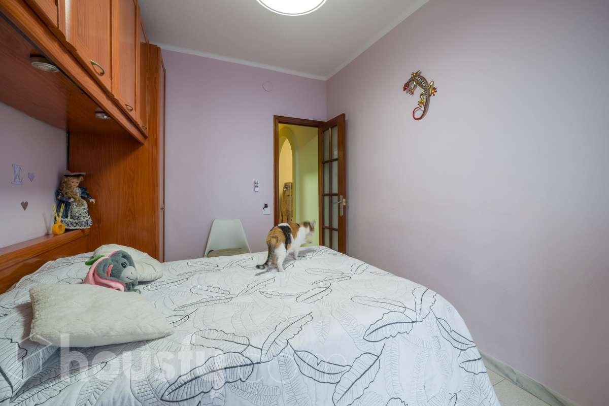 Housfy vende 🏡 luminoso piso ubicado en Badalona, el cuál consta de 53m2 útiles (verificados con la Dirección General de Catastro). Construido en el año: 1965. Distribución de estancias -Salón-comedor -2 Dormitorios -1 Baño -Cocina equipada -La vivienda dispone de altillos. Características específicas -Terraza -Puerta blindada Zona y entorno Respecto a la ubicación, se sitúa en Badalona, municipio de Barcelona. Esta propiedad se encuentra cerca de transporte público, colegios, supermercados y farmacias. Aviso legal El precio de venta no incluye gastos de la compraventa como notaría, registro, impuestos, ni tampoco honorarios agencia. Esta publicación no es vinculante. Consulta siempre la nota simple con Housfy antes de formalizar la compraventa. Sobre nosotros Housfy es la plataforma integral de servicios inmobiliarios. Nuestra combinación de expertos y tecnología pone al alcance de todo el mundo servicios cómodos, claros y seguros. AICAT número: 7922. Nos encargamos de la gestión y asesoramiento de la compra. ¡Olvídate de todo! Hacemos los trámites por ti. Y, si además necesitas financiación, ponemos a tu disposición un bróker hipotecario para ayudarte a conseguir las mejores condiciones para tu perfil económico. ¿Quieres visitarla? Contacta con Housfy y agenda tu visita sin compromiso. Más información en: housfy.com En cumplimiento de la Ley 8/2026 en Cataluña, el certificado de presencia o ausencia de amianto se encuentra en proceso de tramitación.-11