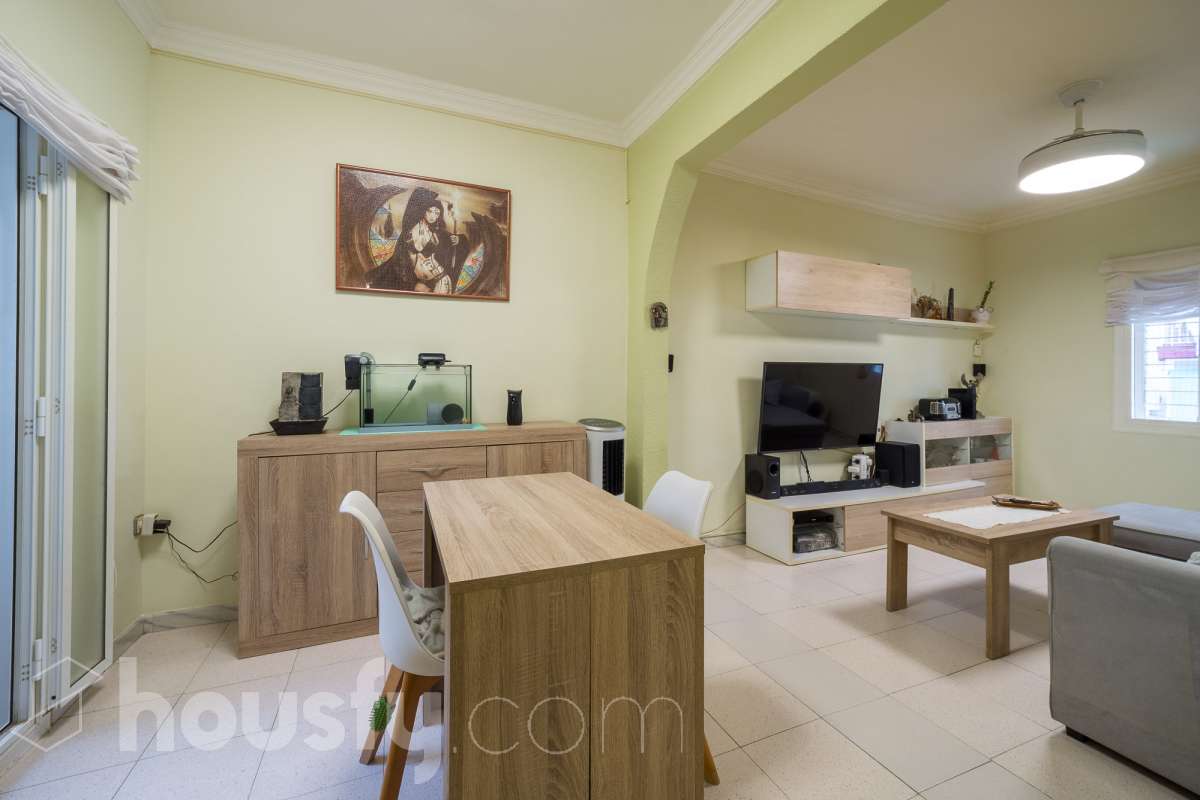 Housfy vende 🏡 luminoso piso ubicado en Badalona, el cuál consta de 53m2 útiles (verificados con la Dirección General de Catastro). Construido en el año: 1965. Distribución de estancias -Salón-comedor -2 Dormitorios -1 Baño -Cocina equipada -La vivienda dispone de altillos. Características específicas -Terraza -Puerta blindada Zona y entorno Respecto a la ubicación, se sitúa en Badalona, municipio de Barcelona. Esta propiedad se encuentra cerca de transporte público, colegios, supermercados y farmacias. Aviso legal El precio de venta no incluye gastos de la compraventa como notaría, registro, impuestos, ni tampoco honorarios agencia. Esta publicación no es vinculante. Consulta siempre la nota simple con Housfy antes de formalizar la compraventa. Sobre nosotros Housfy es la plataforma integral de servicios inmobiliarios. Nuestra combinación de expertos y tecnología pone al alcance de todo el mundo servicios cómodos, claros y seguros. AICAT número: 7922. Nos encargamos de la gestión y asesoramiento de la compra. ¡Olvídate de todo! Hacemos los trámites por ti. Y, si además necesitas financiación, ponemos a tu disposición un bróker hipotecario para ayudarte a conseguir las mejores condiciones para tu perfil económico. ¿Quieres visitarla? Contacta con Housfy y agenda tu visita sin compromiso. Más información en: housfy.com En cumplimiento de la Ley 8/2026 en Cataluña, el certificado de presencia o ausencia de amianto se encuentra en proceso de tramitación.-3