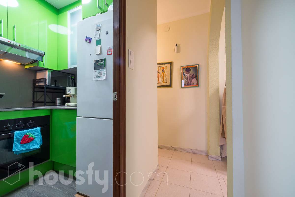 Housfy vende 🏡 luminoso piso ubicado en Badalona, el cuál consta de 53m2 útiles (verificados con la Dirección General de Catastro). Construido en el año: 1965. Distribución de estancias -Salón-comedor -2 Dormitorios -1 Baño -Cocina equipada -La vivienda dispone de altillos. Características específicas -Terraza -Puerta blindada Zona y entorno Respecto a la ubicación, se sitúa en Badalona, municipio de Barcelona. Esta propiedad se encuentra cerca de transporte público, colegios, supermercados y farmacias. Aviso legal El precio de venta no incluye gastos de la compraventa como notaría, registro, impuestos, ni tampoco honorarios agencia. Esta publicación no es vinculante. Consulta siempre la nota simple con Housfy antes de formalizar la compraventa. Sobre nosotros Housfy es la plataforma integral de servicios inmobiliarios. Nuestra combinación de expertos y tecnología pone al alcance de todo el mundo servicios cómodos, claros y seguros. AICAT número: 7922. Nos encargamos de la gestión y asesoramiento de la compra. ¡Olvídate de todo! Hacemos los trámites por ti. Y, si además necesitas financiación, ponemos a tu disposición un bróker hipotecario para ayudarte a conseguir las mejores condiciones para tu perfil económico. ¿Quieres visitarla? Contacta con Housfy y agenda tu visita sin compromiso. Más información en: housfy.com En cumplimiento de la Ley 8/2026 en Cataluña, el certificado de presencia o ausencia de amianto se encuentra en proceso de tramitación.-21