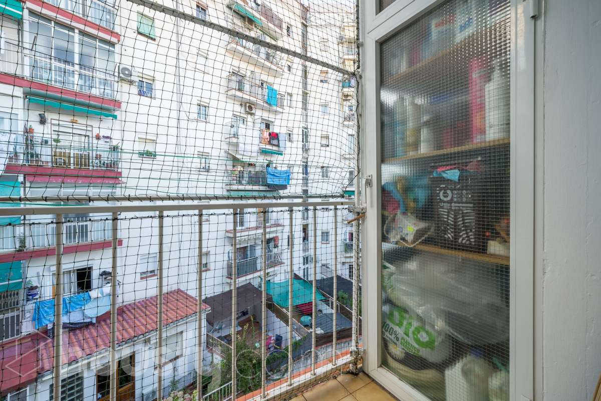 Housfy vende 🏡 luminoso piso ubicado en Badalona, el cuál consta de 53m2 útiles (verificados con la Dirección General de Catastro). Construido en el año: 1965. Distribución de estancias -Salón-comedor -2 Dormitorios -1 Baño -Cocina equipada -La vivienda dispone de altillos. Características específicas -Terraza -Puerta blindada Zona y entorno Respecto a la ubicación, se sitúa en Badalona, municipio de Barcelona. Esta propiedad se encuentra cerca de transporte público, colegios, supermercados y farmacias. Aviso legal El precio de venta no incluye gastos de la compraventa como notaría, registro, impuestos, ni tampoco honorarios agencia. Esta publicación no es vinculante. Consulta siempre la nota simple con Housfy antes de formalizar la compraventa. Sobre nosotros Housfy es la plataforma integral de servicios inmobiliarios. Nuestra combinación de expertos y tecnología pone al alcance de todo el mundo servicios cómodos, claros y seguros. AICAT número: 7922. Nos encargamos de la gestión y asesoramiento de la compra. ¡Olvídate de todo! Hacemos los trámites por ti. Y, si además necesitas financiación, ponemos a tu disposición un bróker hipotecario para ayudarte a conseguir las mejores condiciones para tu perfil económico. ¿Quieres visitarla? Contacta con Housfy y agenda tu visita sin compromiso. Más información en: housfy.com En cumplimiento de la Ley 8/2026 en Cataluña, el certificado de presencia o ausencia de amianto se encuentra en proceso de tramitación.-14
