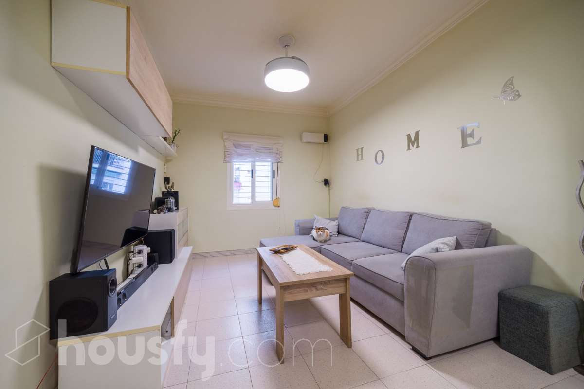 Housfy vende 🏡 luminoso piso ubicado en Badalona, el cuál consta de 53m2 útiles (verificados con la Dirección General de Catastro). Construido en el año: 1965. Distribución de estancias -Salón-comedor -2 Dormitorios -1 Baño -Cocina equipada -La vivienda dispone de altillos. Características específicas -Terraza -Puerta blindada Zona y entorno Respecto a la ubicación, se sitúa en Badalona, municipio de Barcelona. Esta propiedad se encuentra cerca de transporte público, colegios, supermercados y farmacias. Aviso legal El precio de venta no incluye gastos de la compraventa como notaría, registro, impuestos, ni tampoco honorarios agencia. Esta publicación no es vinculante. Consulta siempre la nota simple con Housfy antes de formalizar la compraventa. Sobre nosotros Housfy es la plataforma integral de servicios inmobiliarios. Nuestra combinación de expertos y tecnología pone al alcance de todo el mundo servicios cómodos, claros y seguros. AICAT número: 7922. Nos encargamos de la gestión y asesoramiento de la compra. ¡Olvídate de todo! Hacemos los trámites por ti. Y, si además necesitas financiación, ponemos a tu disposición un bróker hipotecario para ayudarte a conseguir las mejores condiciones para tu perfil económico. ¿Quieres visitarla? Contacta con Housfy y agenda tu visita sin compromiso. Más información en: housfy.com En cumplimiento de la Ley 8/2026 en Cataluña, el certificado de presencia o ausencia de amianto se encuentra en proceso de tramitación.-5