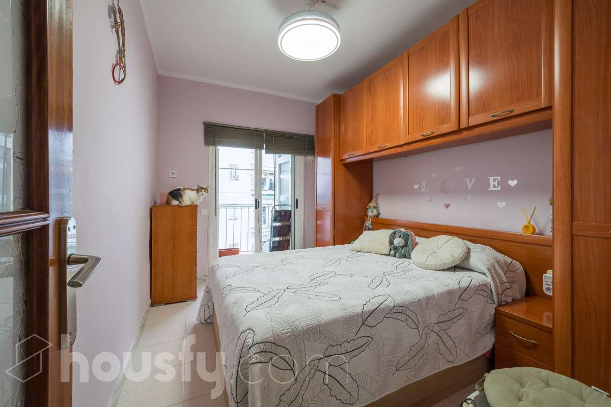 Housfy vende 🏡 luminoso piso ubicado en Badalona, el cuál consta de 53m2 útiles (verificados con la Dirección General de Catastro). Construido en el año: 1965. Distribución de estancias -Salón-comedor -2 Dormitorios -1 Baño -Cocina equipada -La vivienda dispone de altillos. Características específicas -Terraza -Puerta blindada Zona y entorno Respecto a la ubicación, se sitúa en Badalona, municipio de Barcelona. Esta propiedad se encuentra cerca de transporte público, colegios, supermercados y farmacias. Aviso legal El precio de venta no incluye gastos de la compraventa como notaría, registro, impuestos, ni tampoco honorarios agencia. Esta publicación no es vinculante. Consulta siempre la nota simple con Housfy antes de formalizar la compraventa. Sobre nosotros Housfy es la plataforma integral de servicios inmobiliarios. Nuestra combinación de expertos y tecnología pone al alcance de todo el mundo servicios cómodos, claros y seguros. AICAT número: 7922. Nos encargamos de la gestión y asesoramiento de la compra. ¡Olvídate de todo! Hacemos los trámites por ti. Y, si además necesitas financiación, ponemos a tu disposición un bróker hipotecario para ayudarte a conseguir las mejores condiciones para tu perfil económico. ¿Quieres visitarla? Contacta con Housfy y agenda tu visita sin compromiso. Más información en: housfy.com En cumplimiento de la Ley 8/2026 en Cataluña, el certificado de presencia o ausencia de amianto se encuentra en proceso de tramitación.-10