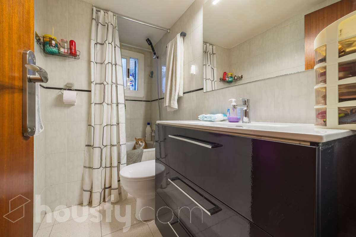 Housfy vende 🏡 luminoso piso ubicado en Badalona, el cuál consta de 53m2 útiles (verificados con la Dirección General de Catastro). Construido en el año: 1965. Distribución de estancias -Salón-comedor -2 Dormitorios -1 Baño -Cocina equipada -La vivienda dispone de altillos. Características específicas -Terraza -Puerta blindada Zona y entorno Respecto a la ubicación, se sitúa en Badalona, municipio de Barcelona. Esta propiedad se encuentra cerca de transporte público, colegios, supermercados y farmacias. Aviso legal El precio de venta no incluye gastos de la compraventa como notaría, registro, impuestos, ni tampoco honorarios agencia. Esta publicación no es vinculante. Consulta siempre la nota simple con Housfy antes de formalizar la compraventa. Sobre nosotros Housfy es la plataforma integral de servicios inmobiliarios. Nuestra combinación de expertos y tecnología pone al alcance de todo el mundo servicios cómodos, claros y seguros. AICAT número: 7922. Nos encargamos de la gestión y asesoramiento de la compra. ¡Olvídate de todo! Hacemos los trámites por ti. Y, si además necesitas financiación, ponemos a tu disposición un bróker hipotecario para ayudarte a conseguir las mejores condiciones para tu perfil económico. ¿Quieres visitarla? Contacta con Housfy y agenda tu visita sin compromiso. Más información en: housfy.com En cumplimiento de la Ley 8/2026 en Cataluña, el certificado de presencia o ausencia de amianto se encuentra en proceso de tramitación.-13