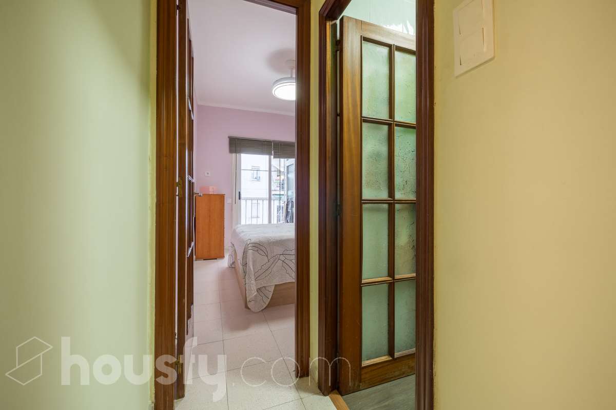Housfy vende 🏡 luminoso piso ubicado en Badalona, el cuál consta de 53m2 útiles (verificados con la Dirección General de Catastro). Construido en el año: 1965. Distribución de estancias -Salón-comedor -2 Dormitorios -1 Baño -Cocina equipada -La vivienda dispone de altillos. Características específicas -Terraza -Puerta blindada Zona y entorno Respecto a la ubicación, se sitúa en Badalona, municipio de Barcelona. Esta propiedad se encuentra cerca de transporte público, colegios, supermercados y farmacias. Aviso legal El precio de venta no incluye gastos de la compraventa como notaría, registro, impuestos, ni tampoco honorarios agencia. Esta publicación no es vinculante. Consulta siempre la nota simple con Housfy antes de formalizar la compraventa. Sobre nosotros Housfy es la plataforma integral de servicios inmobiliarios. Nuestra combinación de expertos y tecnología pone al alcance de todo el mundo servicios cómodos, claros y seguros. AICAT número: 7922. Nos encargamos de la gestión y asesoramiento de la compra. ¡Olvídate de todo! Hacemos los trámites por ti. Y, si además necesitas financiación, ponemos a tu disposición un bróker hipotecario para ayudarte a conseguir las mejores condiciones para tu perfil económico. ¿Quieres visitarla? Contacta con Housfy y agenda tu visita sin compromiso. Más información en: housfy.com En cumplimiento de la Ley 8/2026 en Cataluña, el certificado de presencia o ausencia de amianto se encuentra en proceso de tramitación.-22
