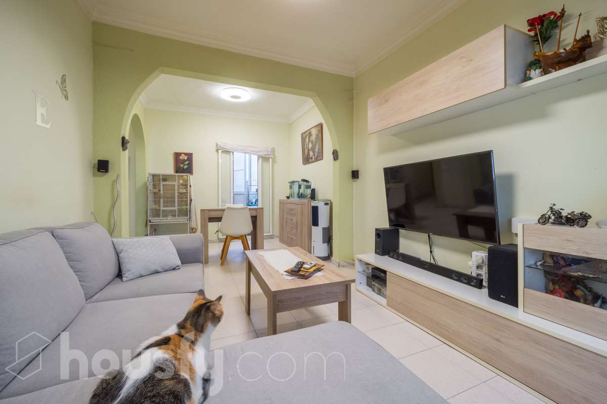 Housfy vende 🏡 luminoso piso ubicado en Badalona, el cuál consta de 53m2 útiles (verificados con la Dirección General de Catastro). Construido en el año: 1965. Distribución de estancias -Salón-comedor -2 Dormitorios -1 Baño -Cocina equipada -La vivienda dispone de altillos. Características específicas -Terraza -Puerta blindada Zona y entorno Respecto a la ubicación, se sitúa en Badalona, municipio de Barcelona. Esta propiedad se encuentra cerca de transporte público, colegios, supermercados y farmacias. Aviso legal El precio de venta no incluye gastos de la compraventa como notaría, registro, impuestos, ni tampoco honorarios agencia. Esta publicación no es vinculante. Consulta siempre la nota simple con Housfy antes de formalizar la compraventa. Sobre nosotros Housfy es la plataforma integral de servicios inmobiliarios. Nuestra combinación de expertos y tecnología pone al alcance de todo el mundo servicios cómodos, claros y seguros. AICAT número: 7922. Nos encargamos de la gestión y asesoramiento de la compra. ¡Olvídate de todo! Hacemos los trámites por ti. Y, si además necesitas financiación, ponemos a tu disposición un bróker hipotecario para ayudarte a conseguir las mejores condiciones para tu perfil económico. ¿Quieres visitarla? Contacta con Housfy y agenda tu visita sin compromiso. Más información en: housfy.com En cumplimiento de la Ley 8/2026 en Cataluña, el certificado de presencia o ausencia de amianto se encuentra en proceso de tramitación.-2
